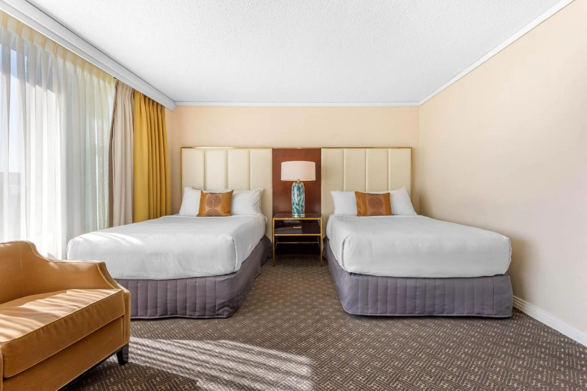 Photo of the whole room, Bed in Omni Mont-Royal Hotel