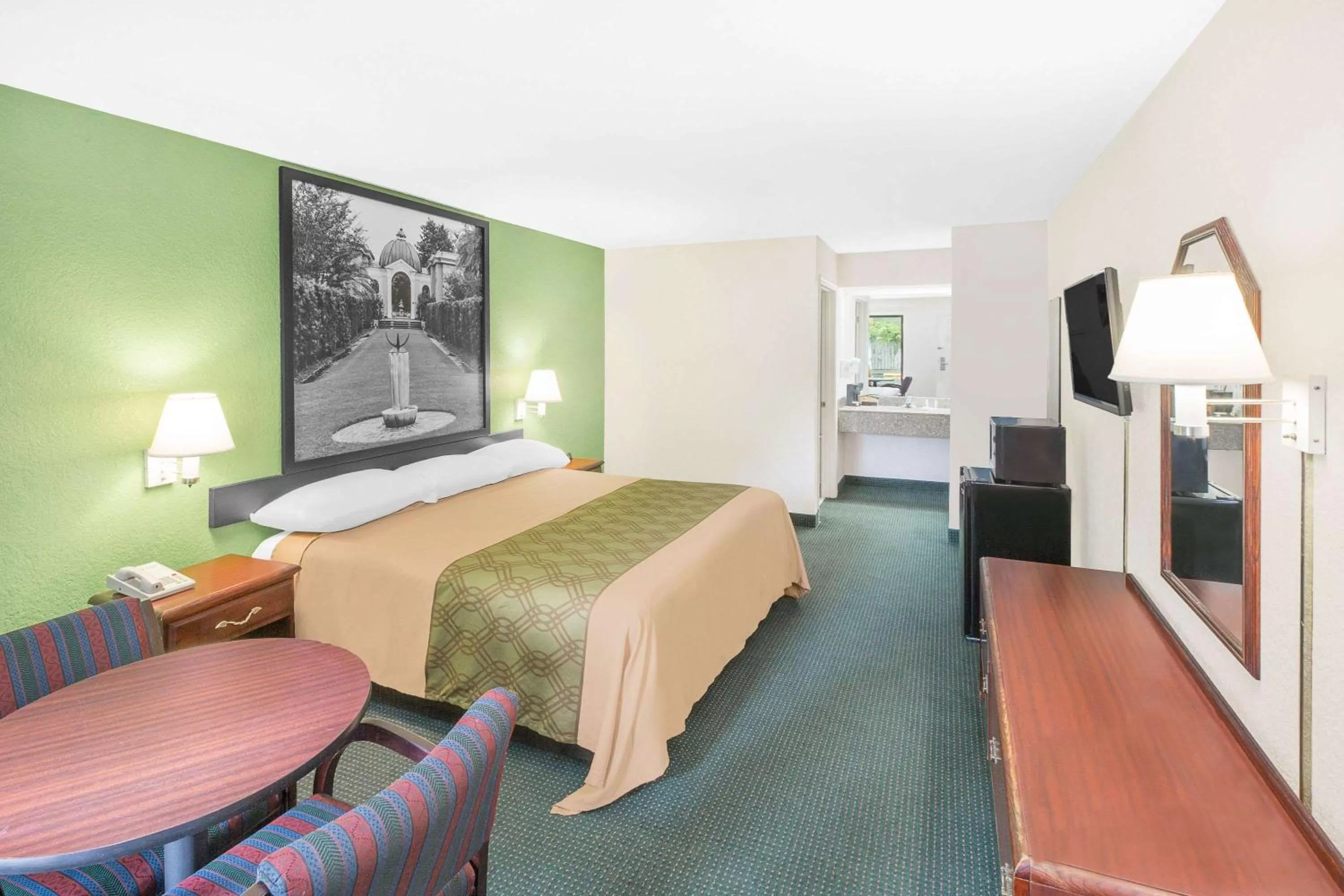 Photo of the whole room, Bed in Super 8 by Wyndham Mobile
