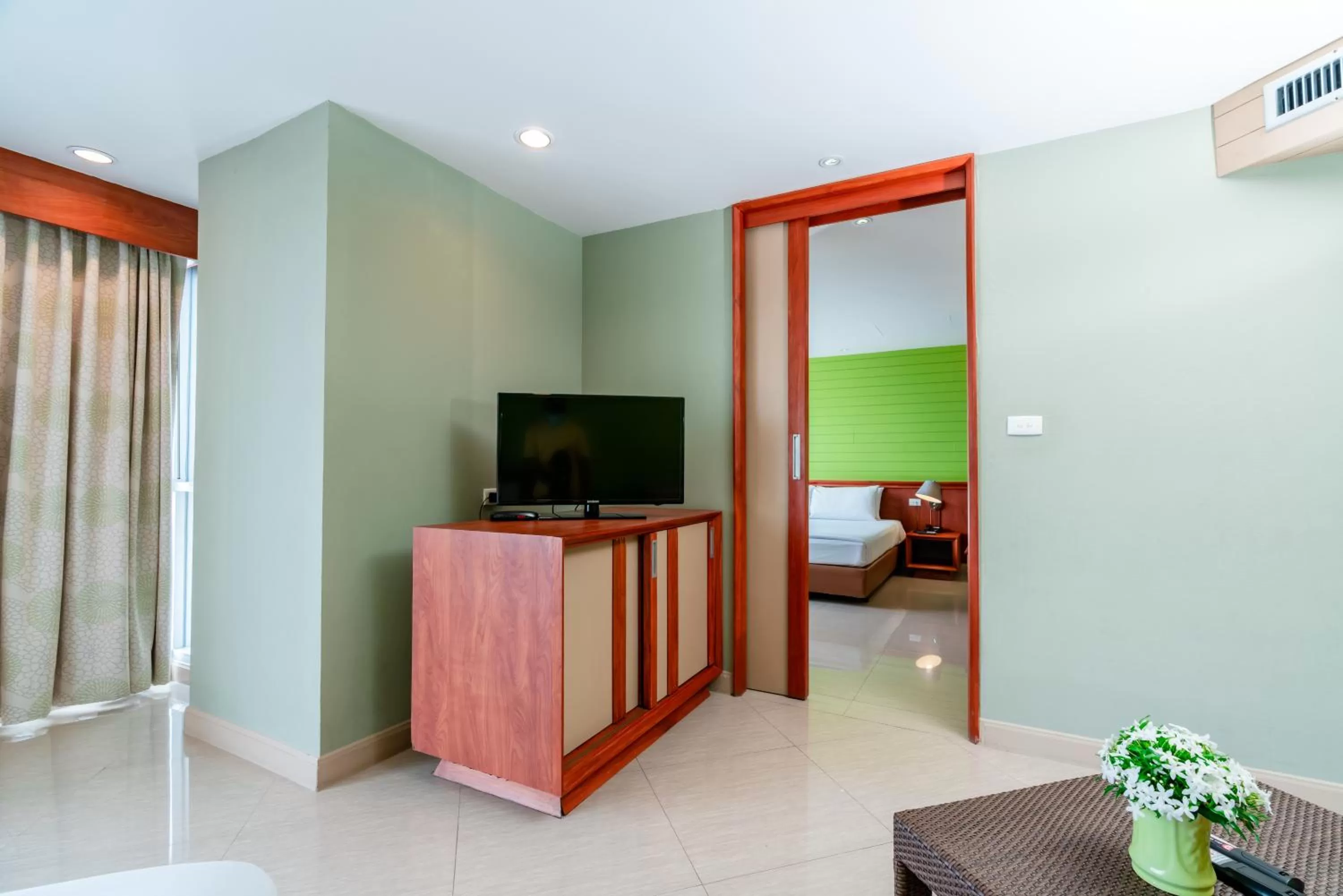 Guests, Bed in Long Beach Cha-Am Hotel