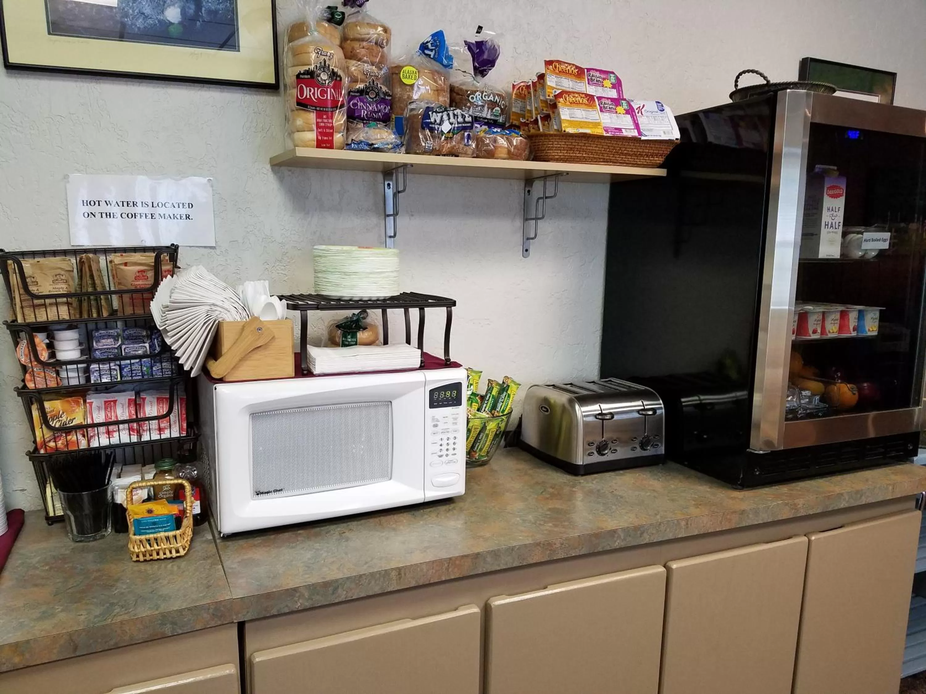 Lobby or reception, Kitchen/Kitchenette in Soldotna Inn