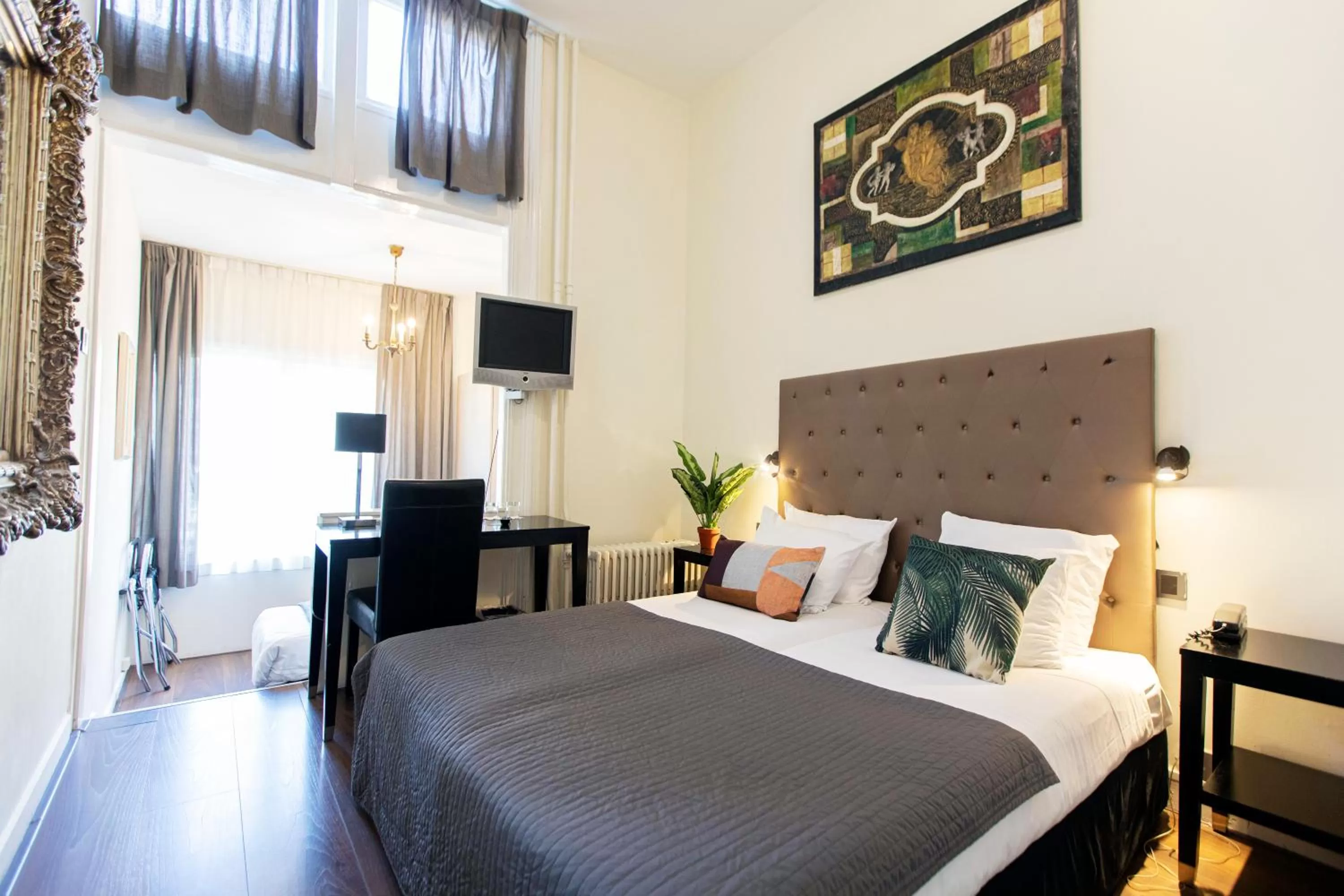 TV and multimedia, Bed in Quentin England Hotel