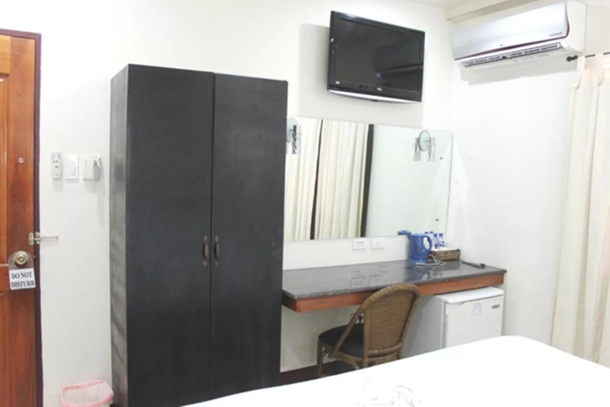 TV and multimedia in Lost Horizon Beach Dive Resort