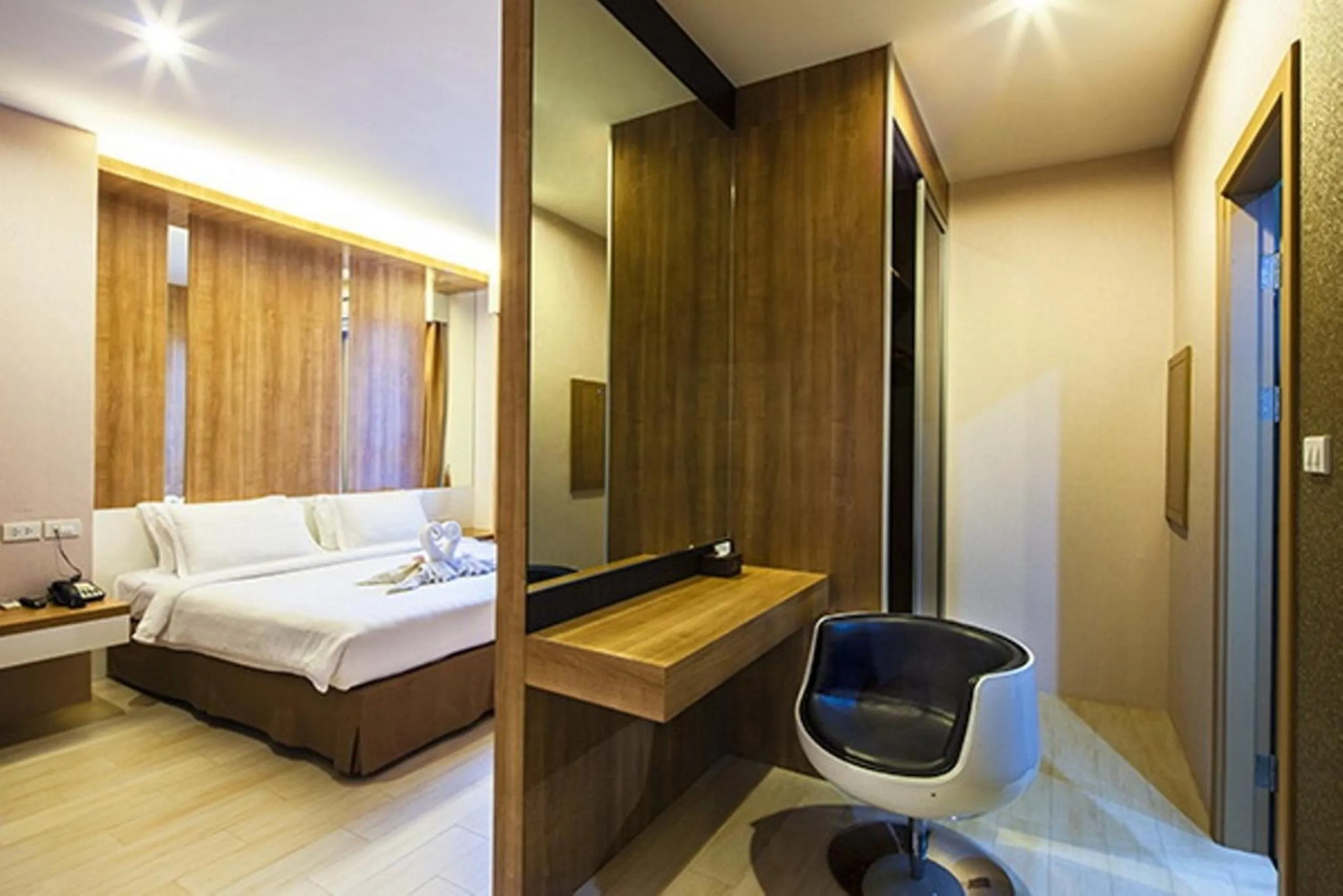 Bedroom, Bed in Golden City Rayong Hotel