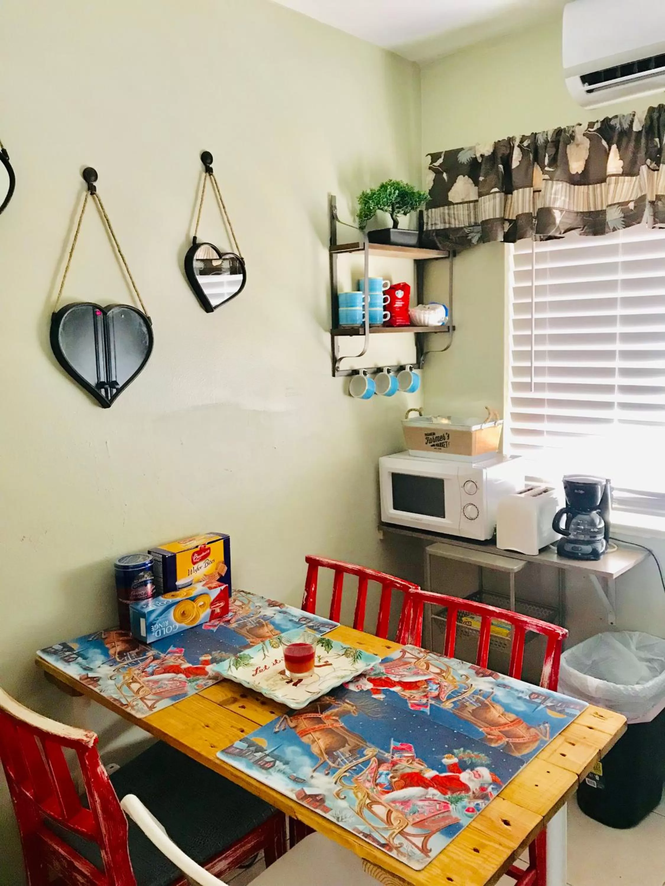Dining area in Hollywood Light Haven Lodge