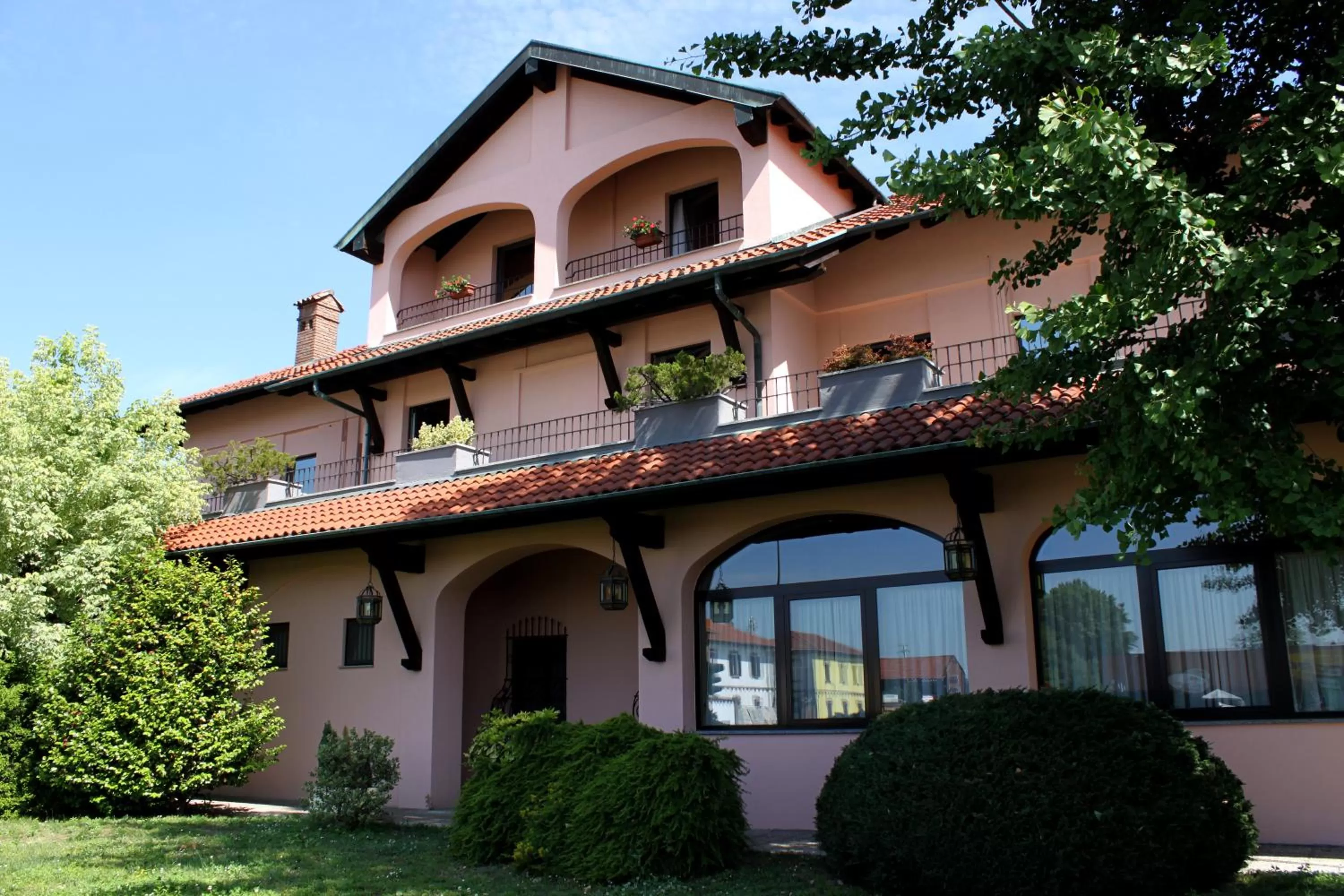 Facade/entrance in Scia' On Martin