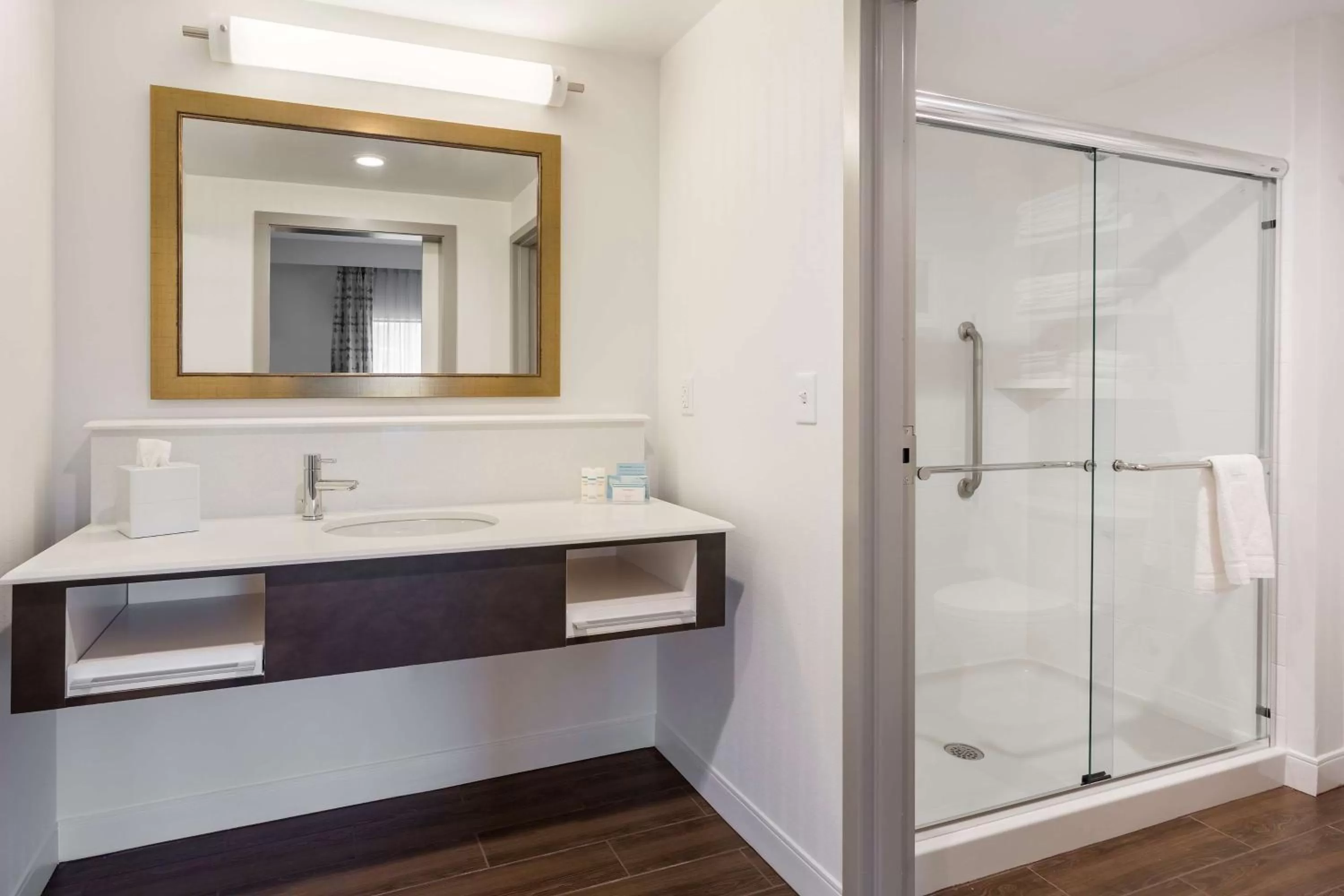 Bathroom in Hampton Inn & Suites Newport/Cincinnati, KY