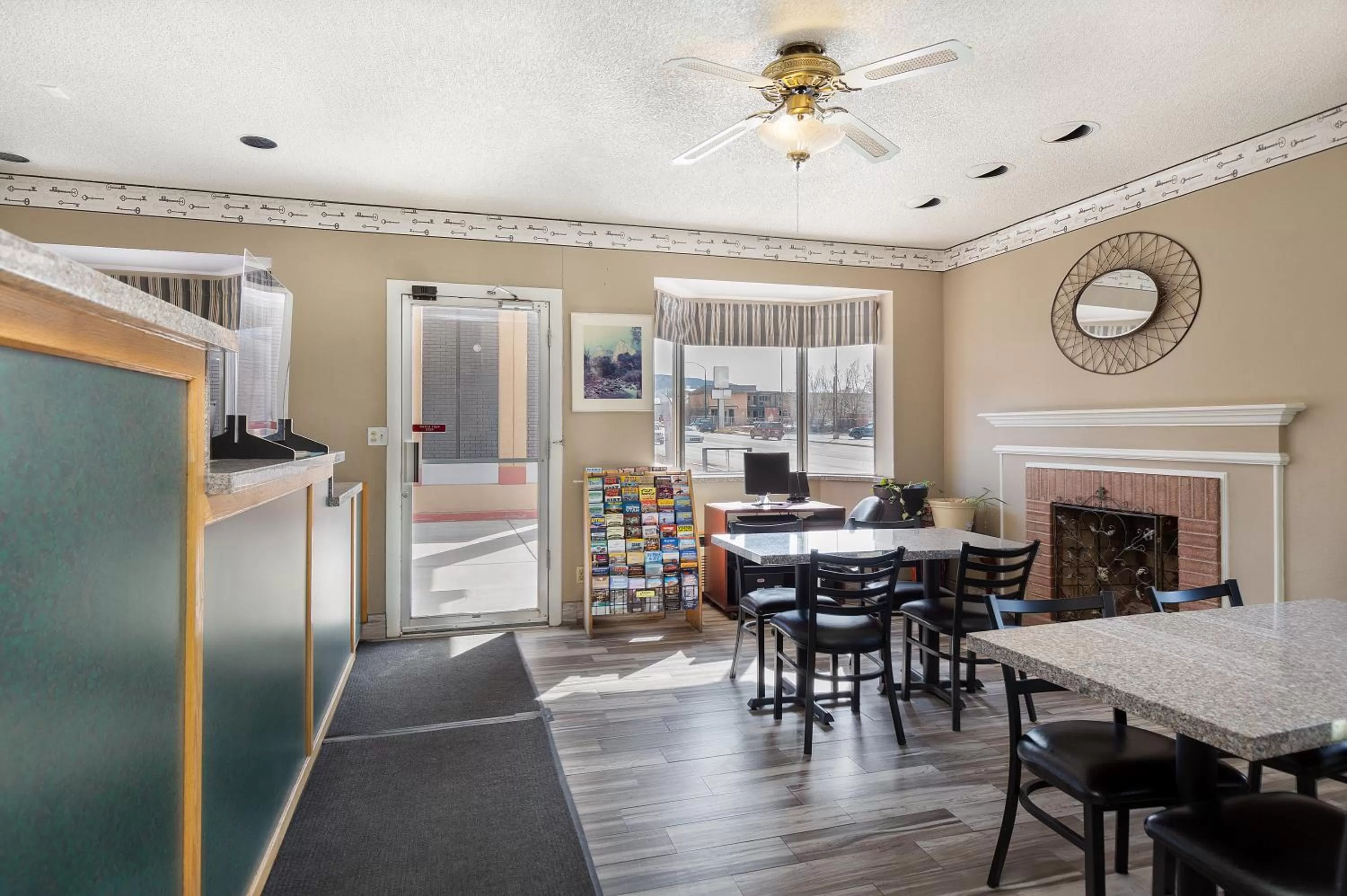 Restaurant/Places to Eat in Bardmoor Suites