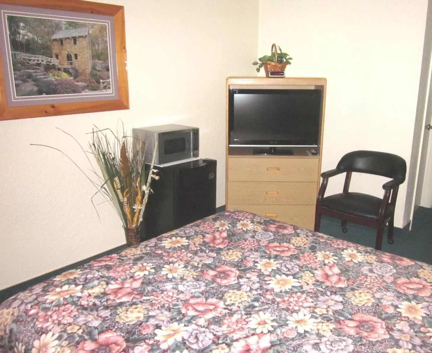 Photo of the whole room, Bed in Color Country Motel