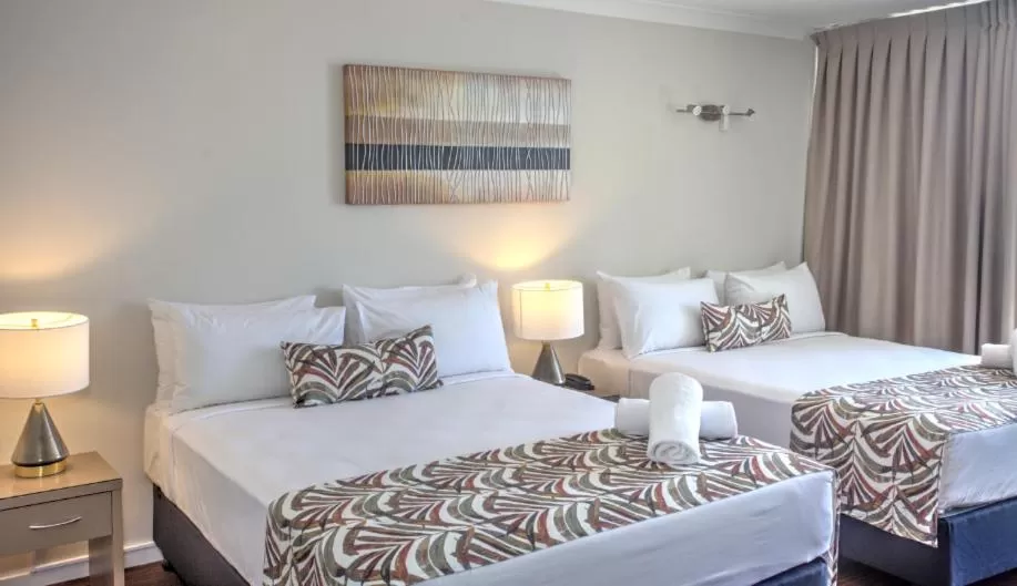 Photo of the whole room, Bed in Cairns Plaza Hotel