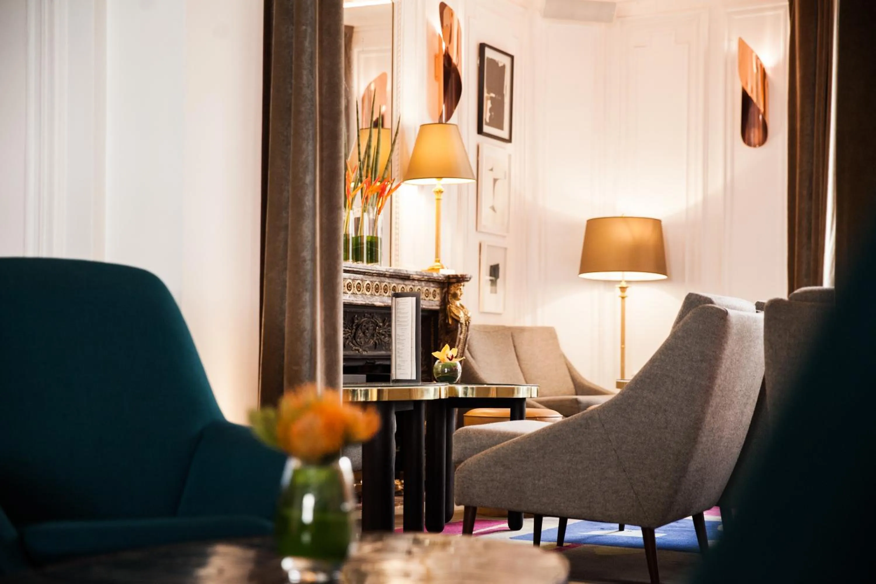 Lounge or bar in Hôtel Vernet Champs Elysées Paris