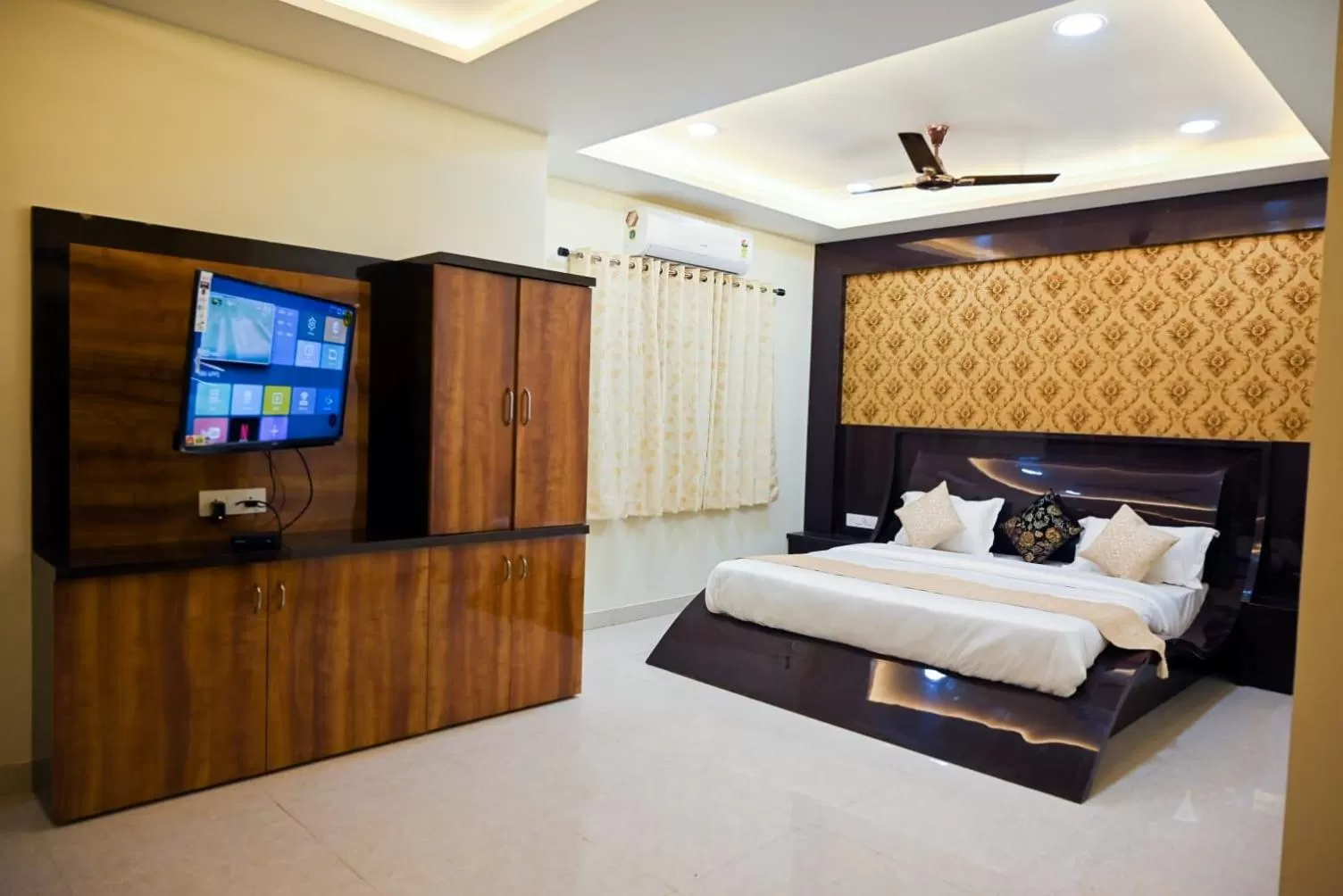 Photo of the whole room, Bed in Hotel Golden Bliss