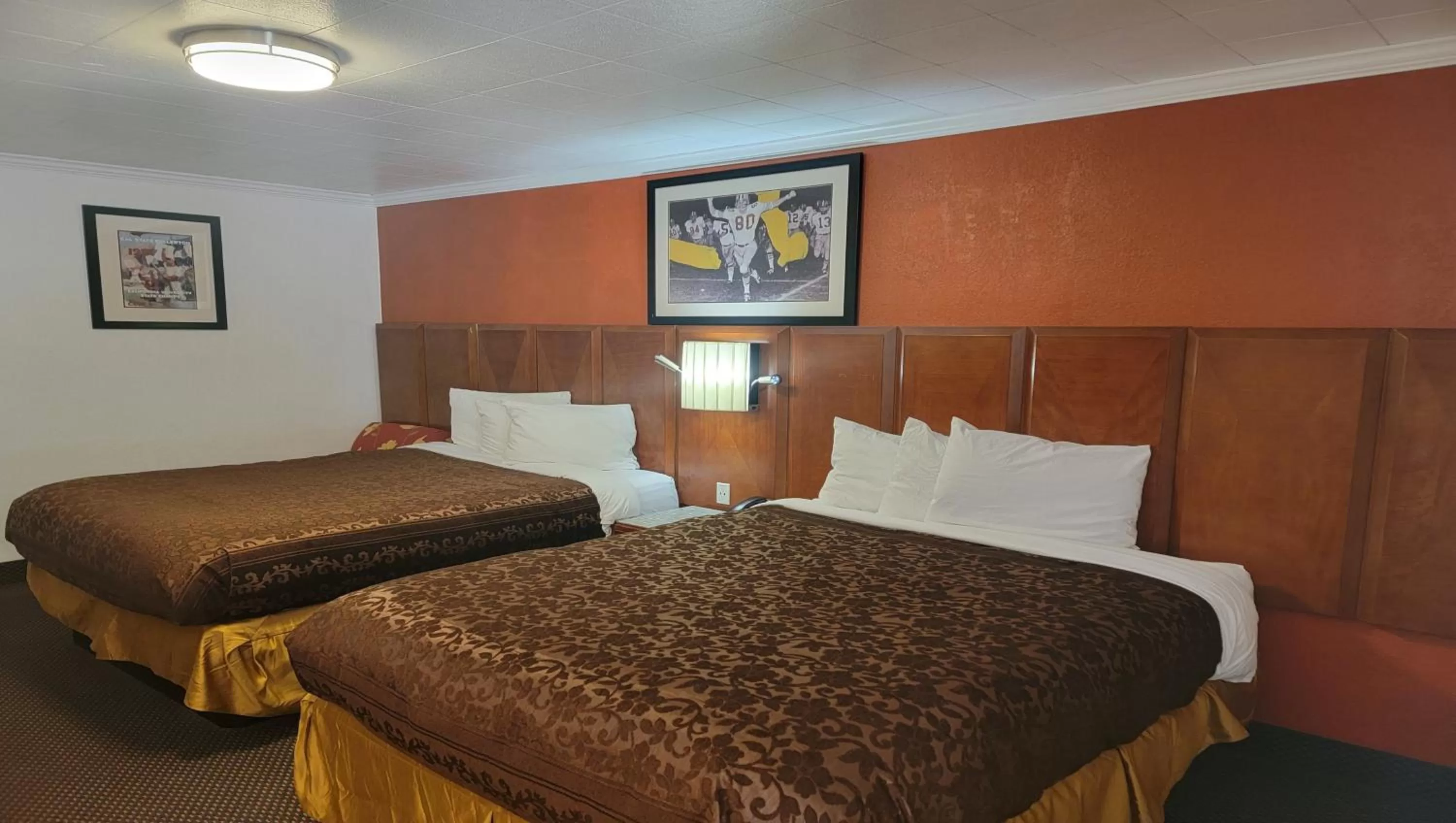 Photo of the whole room, Bed in Mountain Star Inn