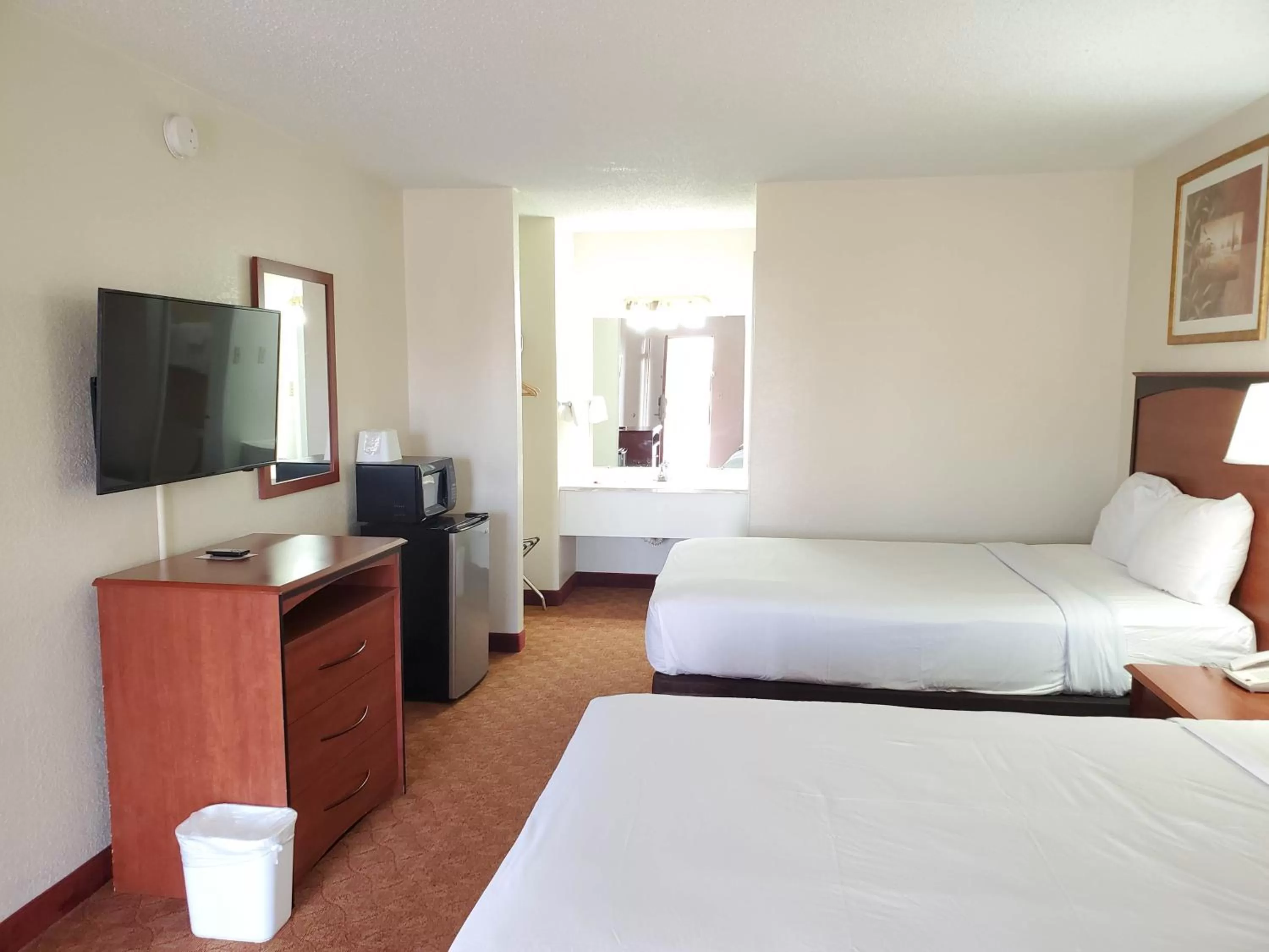 Photo of the whole room, Bed in Motel 6 Shamrock TX