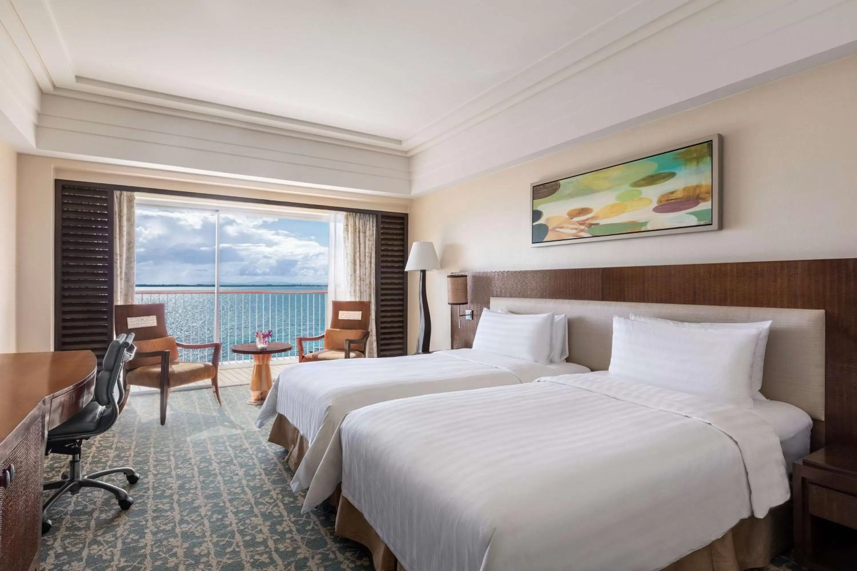 Photo of the whole room, Bed in Shangri-La Mactan, Cebu