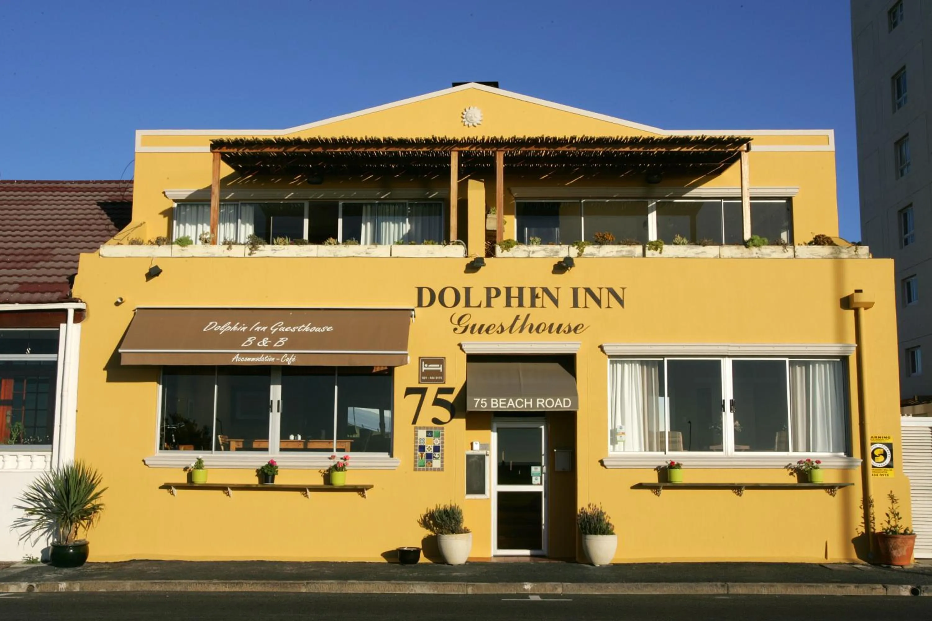 Property building in Dolphin Inn Guesthouse