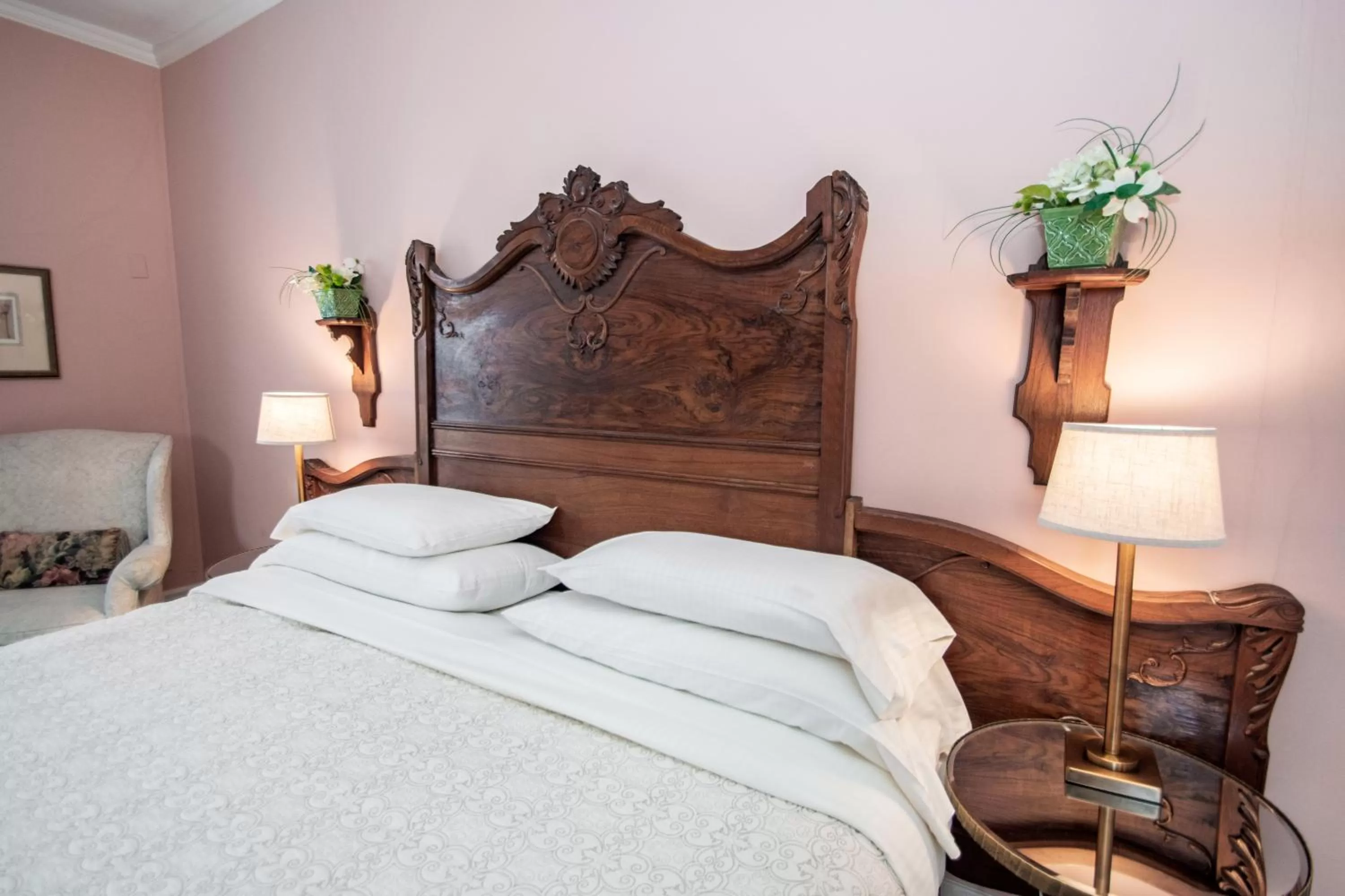 Bed in Looking Glass Inn