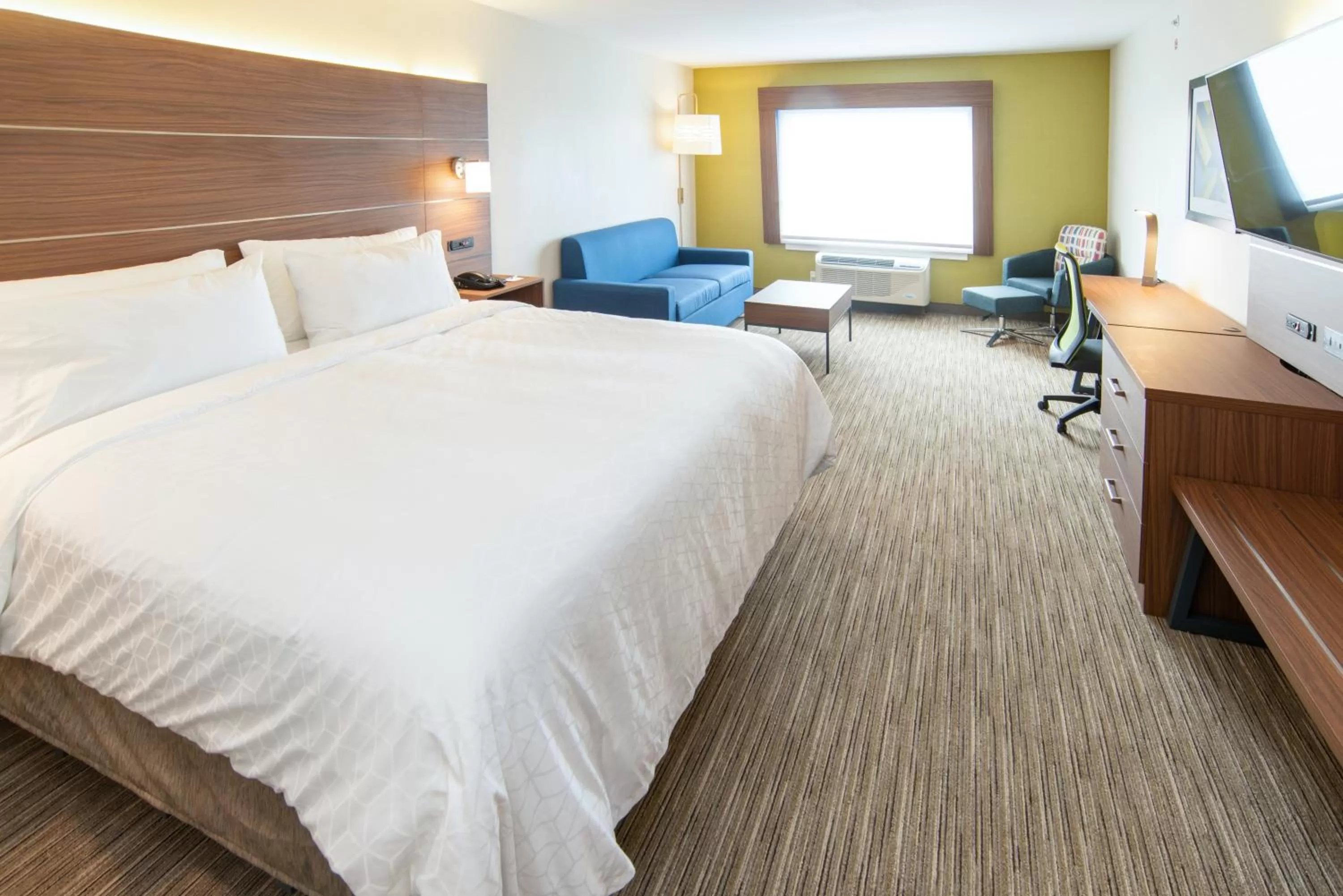 Bed in Holiday Inn Express & Suites - North Battleford by IHG