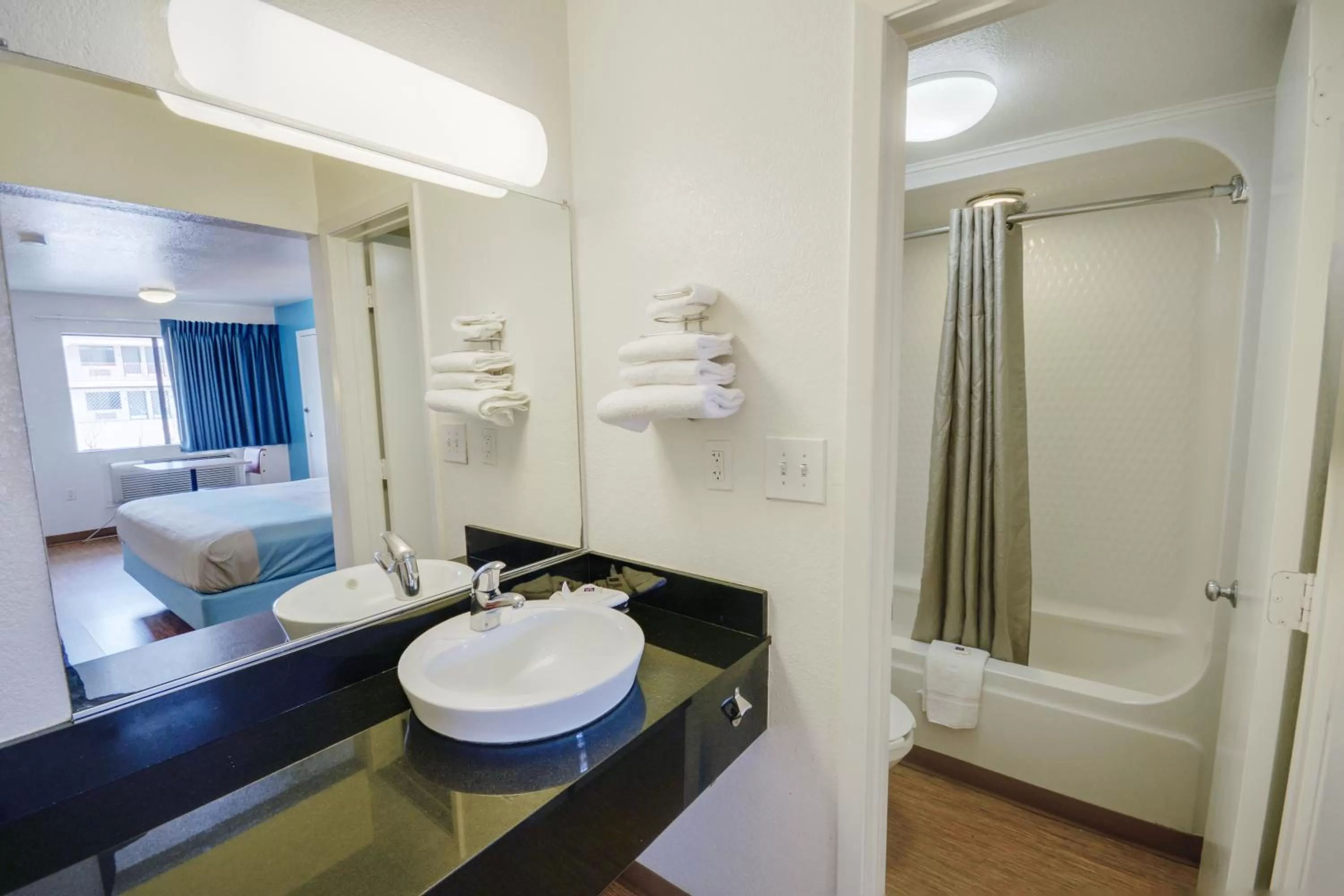 Shower, Bed in Motel 6-Webster, TX - Houston - Nasa Lake