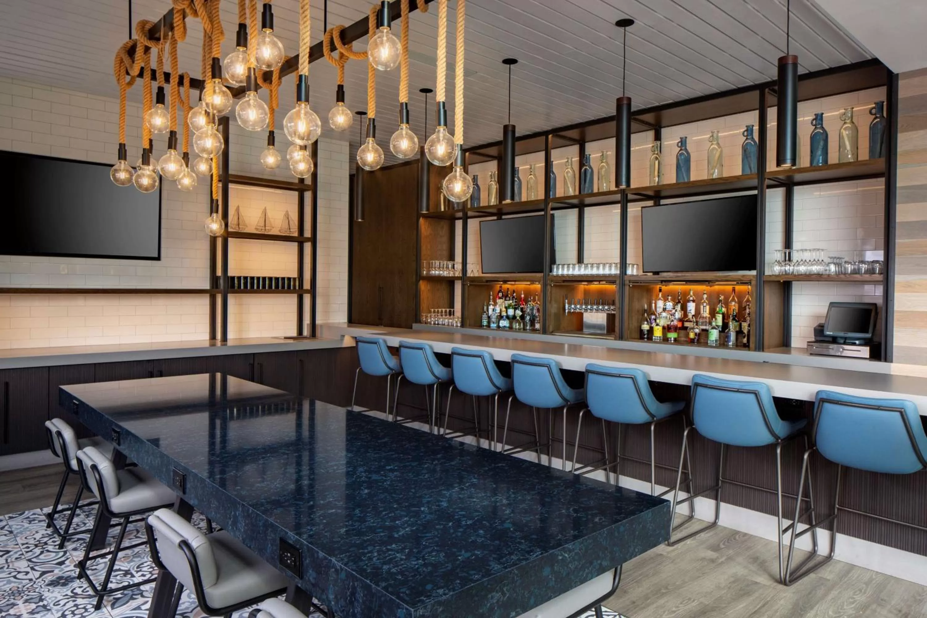 Lounge or bar in Hyatt Regency Boston Harbor