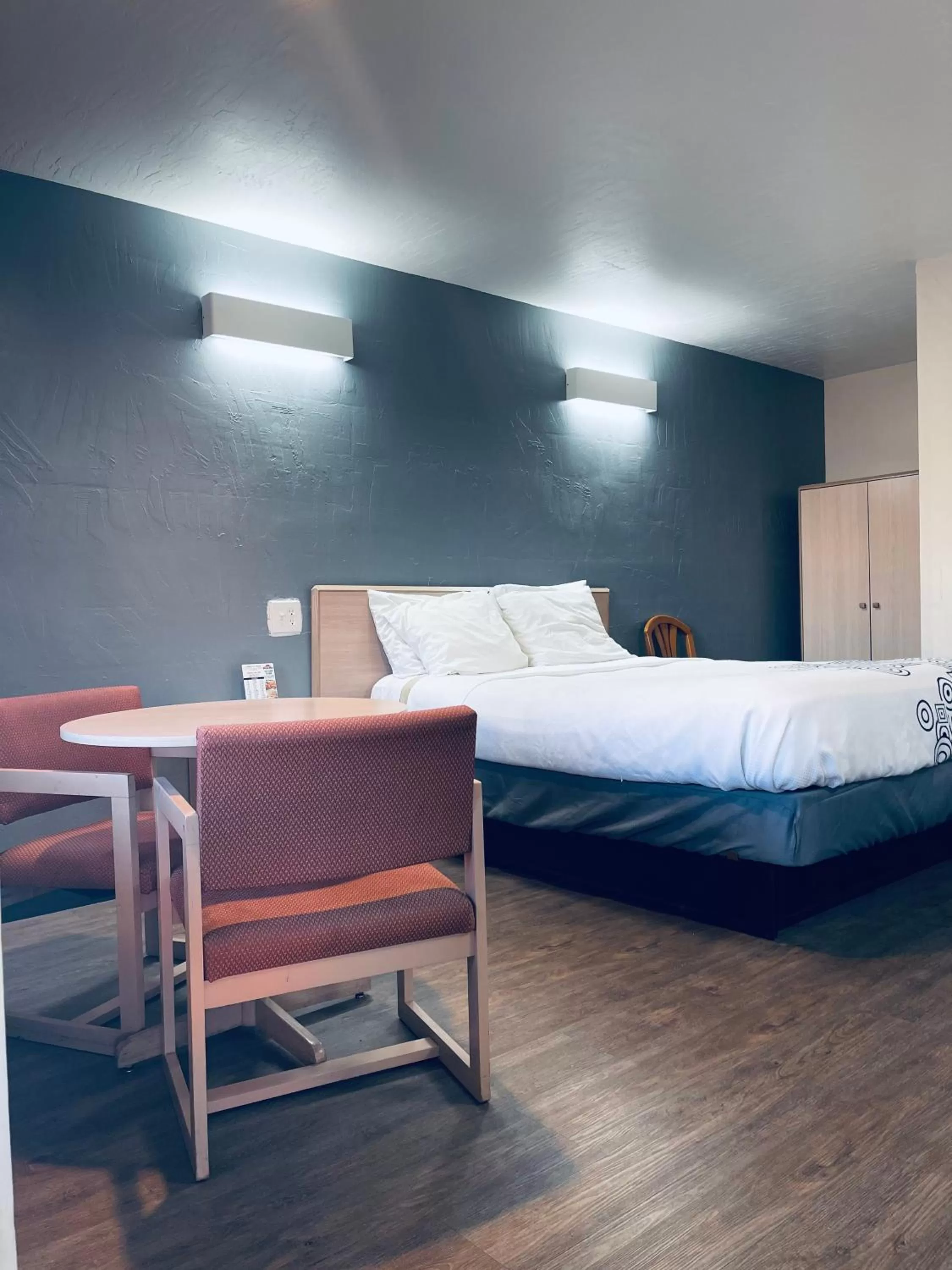 Photo of the whole room, Bed in Century 21 Motel