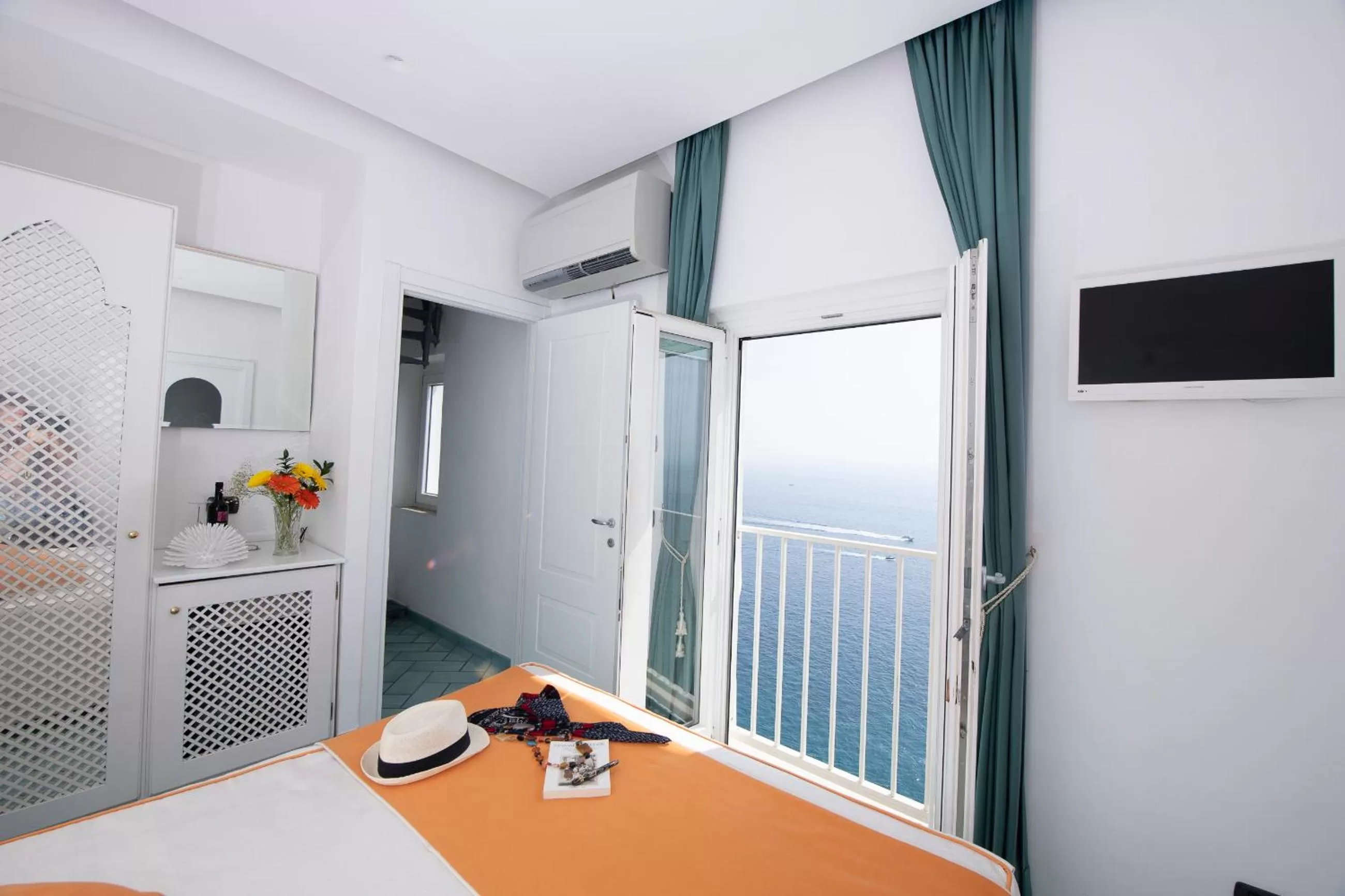 View (from property/room), Bed in Hotel La Ninfa