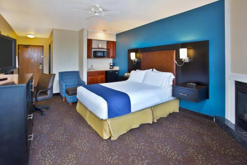 TV and multimedia, Bed in Holiday Inn Express Mackinaw City by IHG