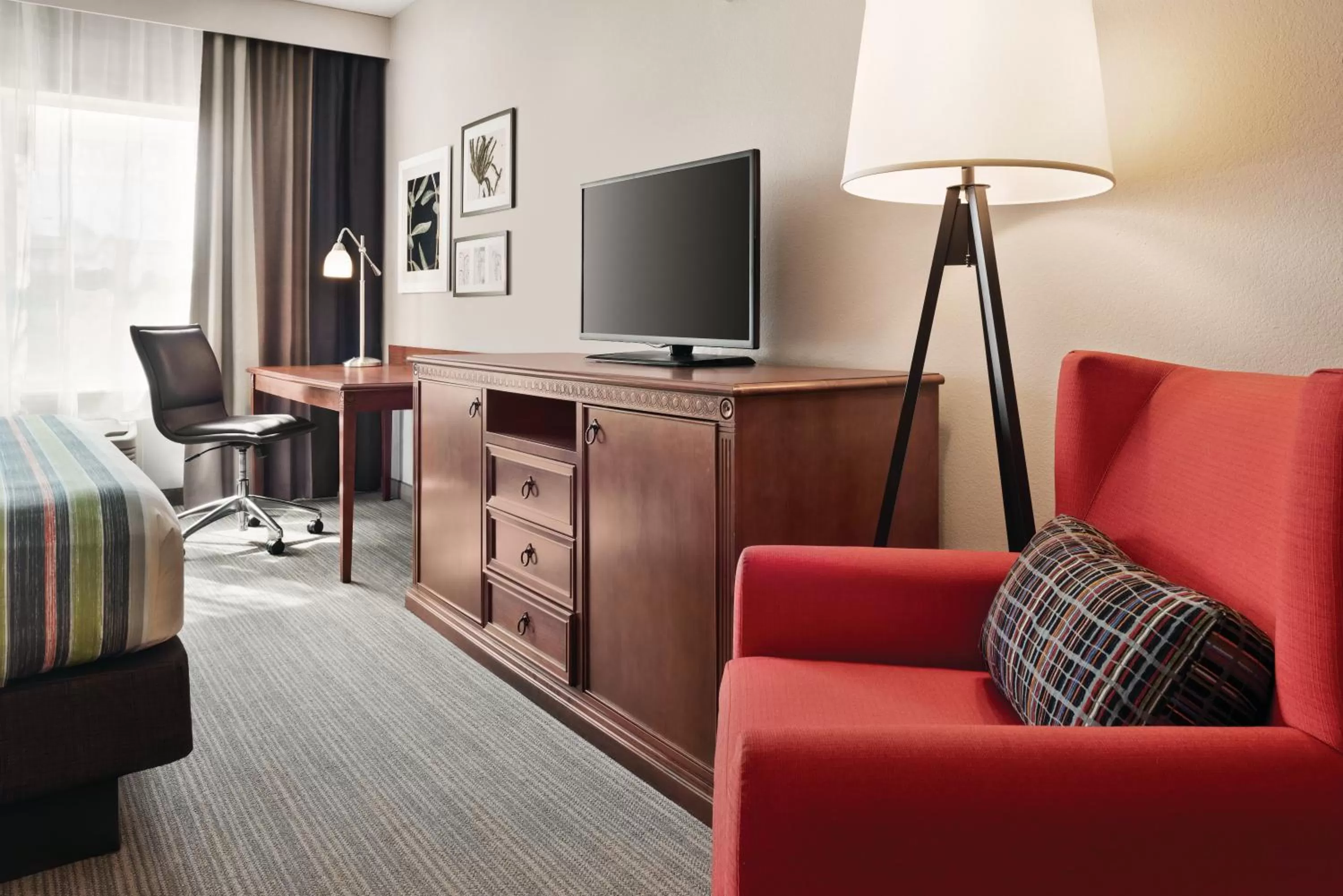 TV and multimedia in Country Inn & Suites by Radisson, Marinette, WI