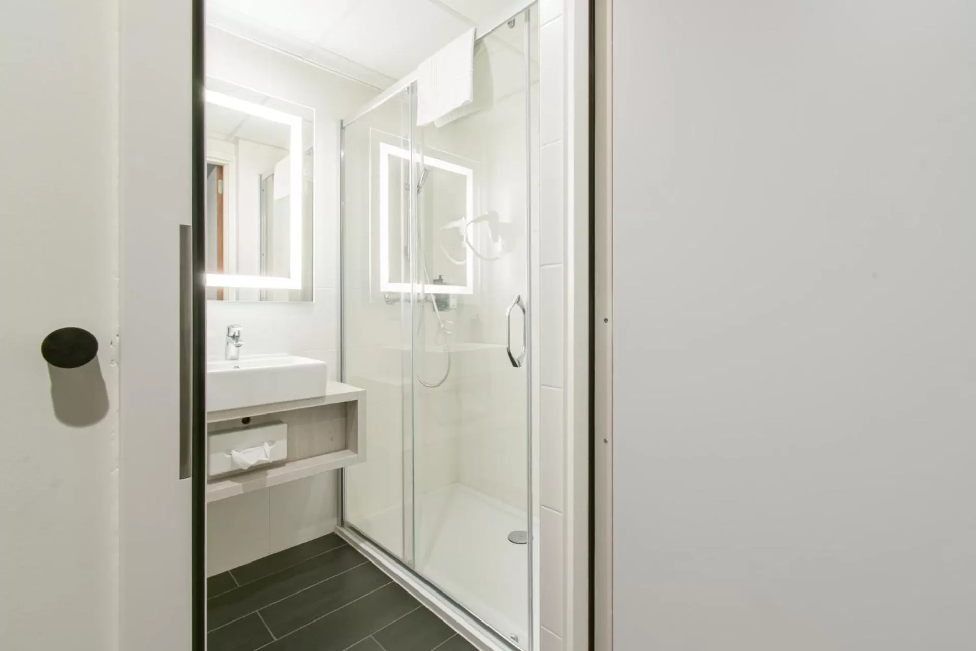 Bathroom in ibis Styles Zeebrugge