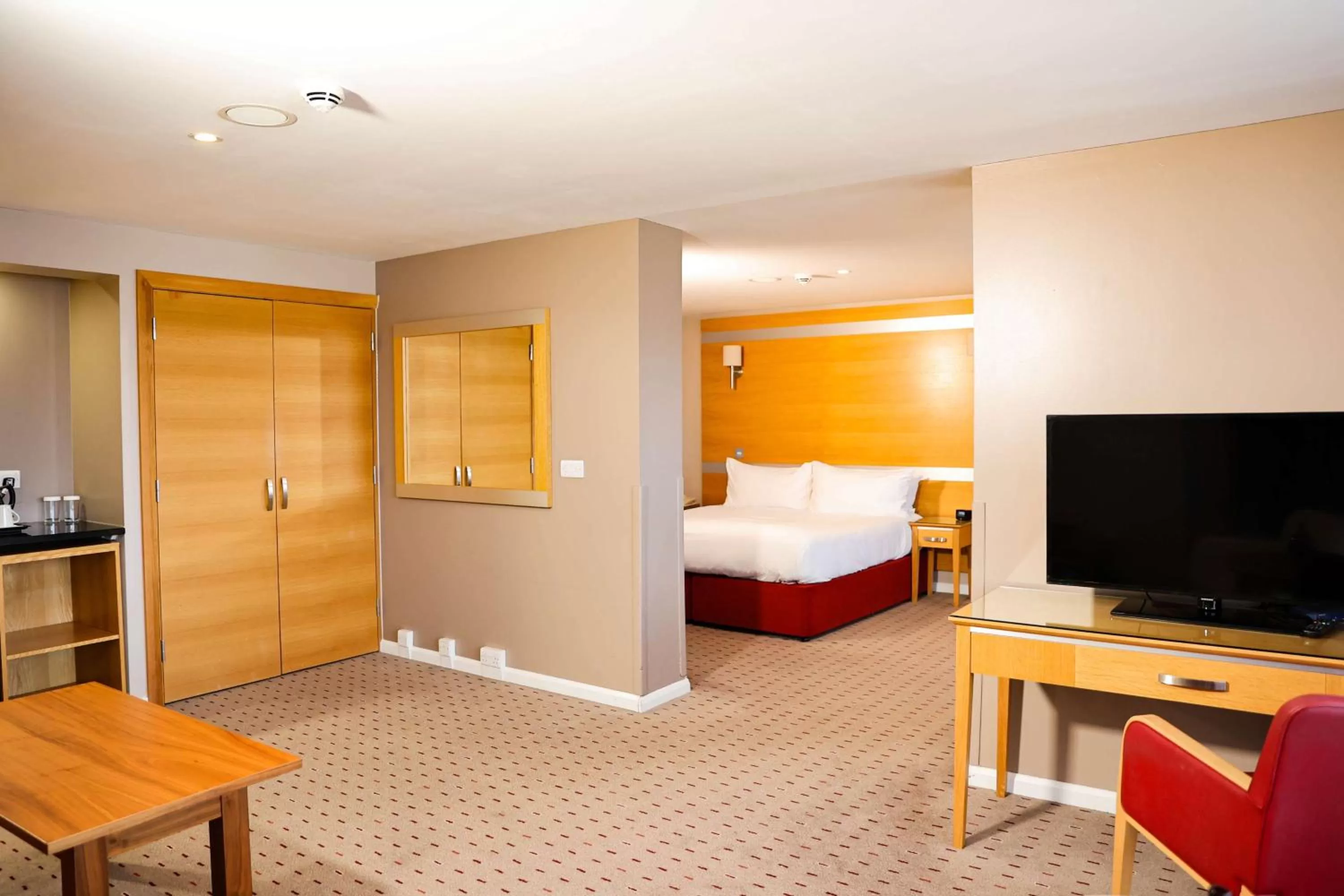 Living room, Bed in DoubleTree By Hilton Milton Keynes