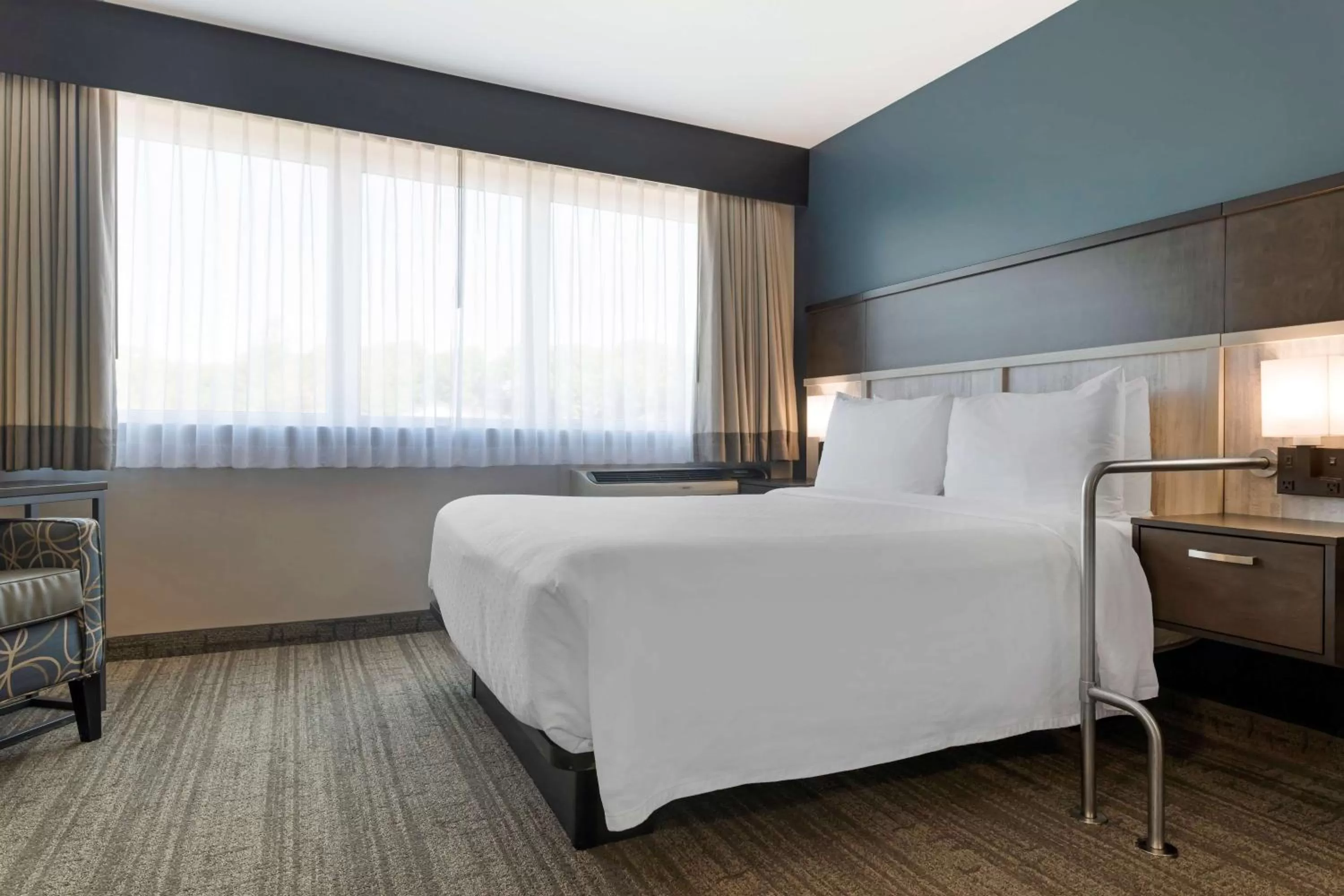 Bedroom, Bed in Best Western Plus Chocolate Lake Hotel - Halifax