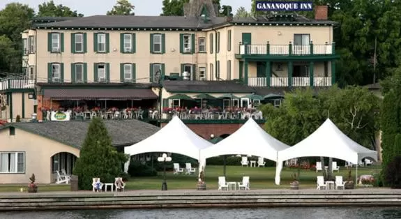 Facade/entrance in The Gananoque Inn