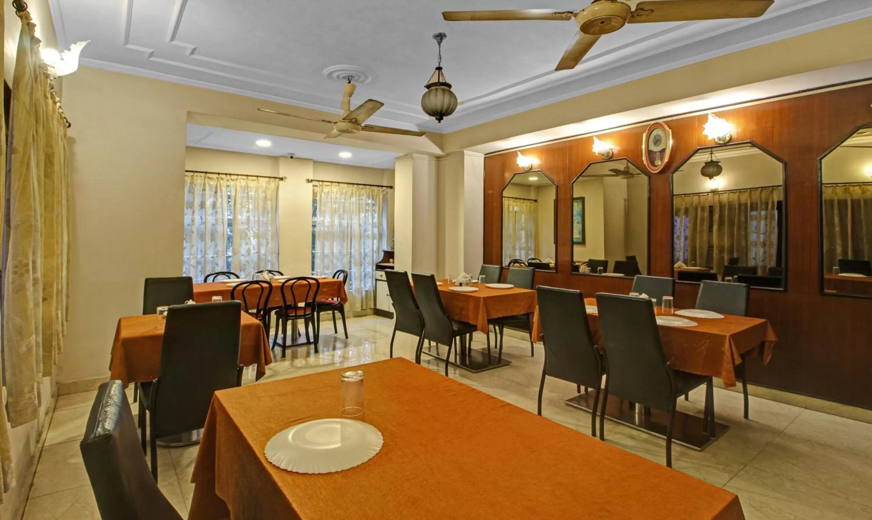 Restaurant/places to eat in Treebo Mira Inn, Camac Street