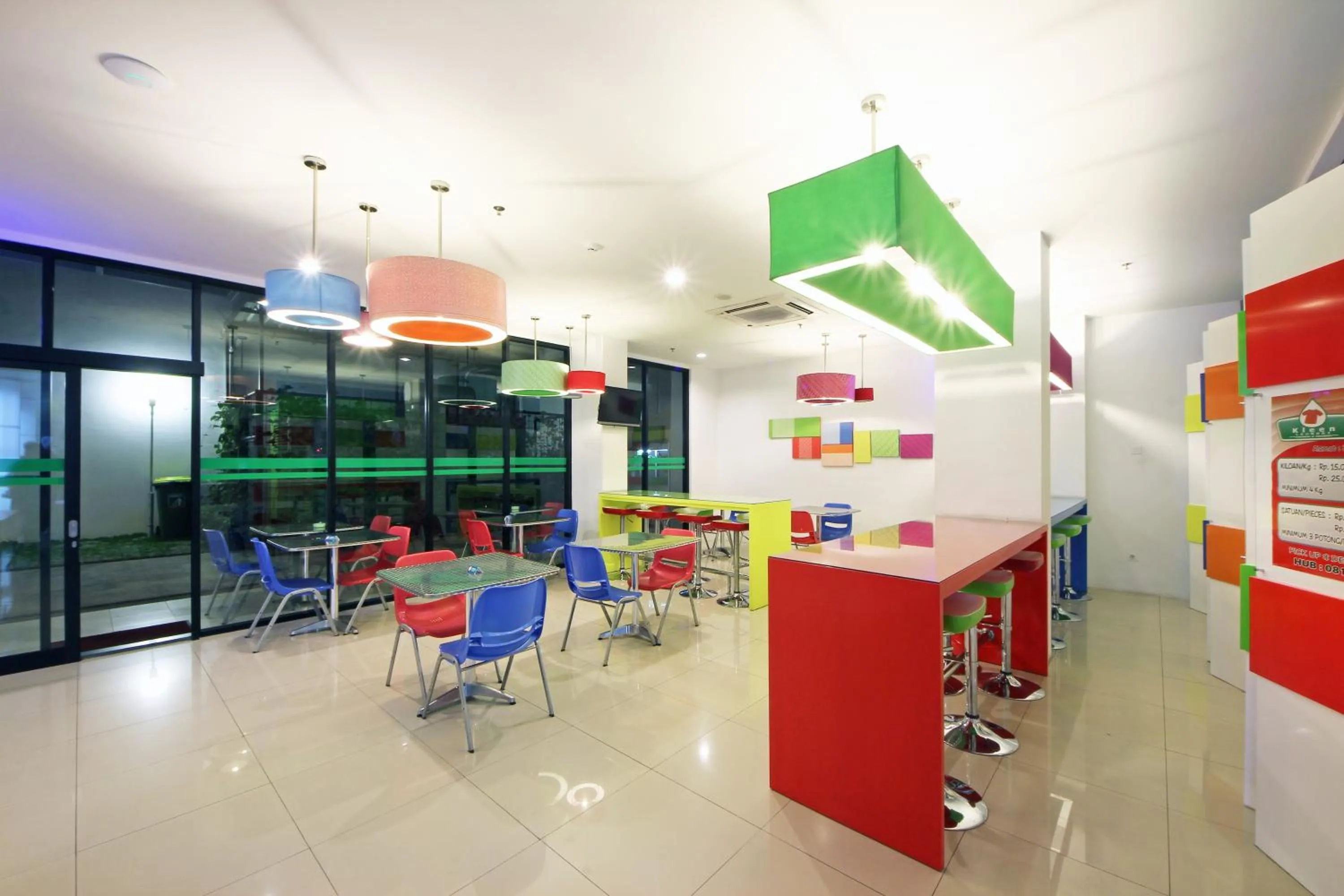 Lounge or bar in POP! Hotel Tebet Jakarta