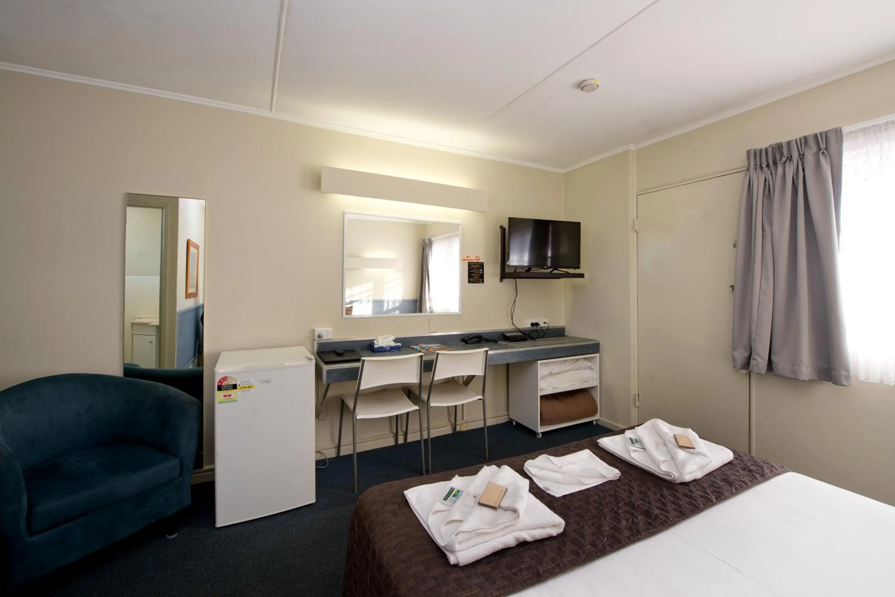 Coffee/tea facilities, Bed in Mineral Sands Motel