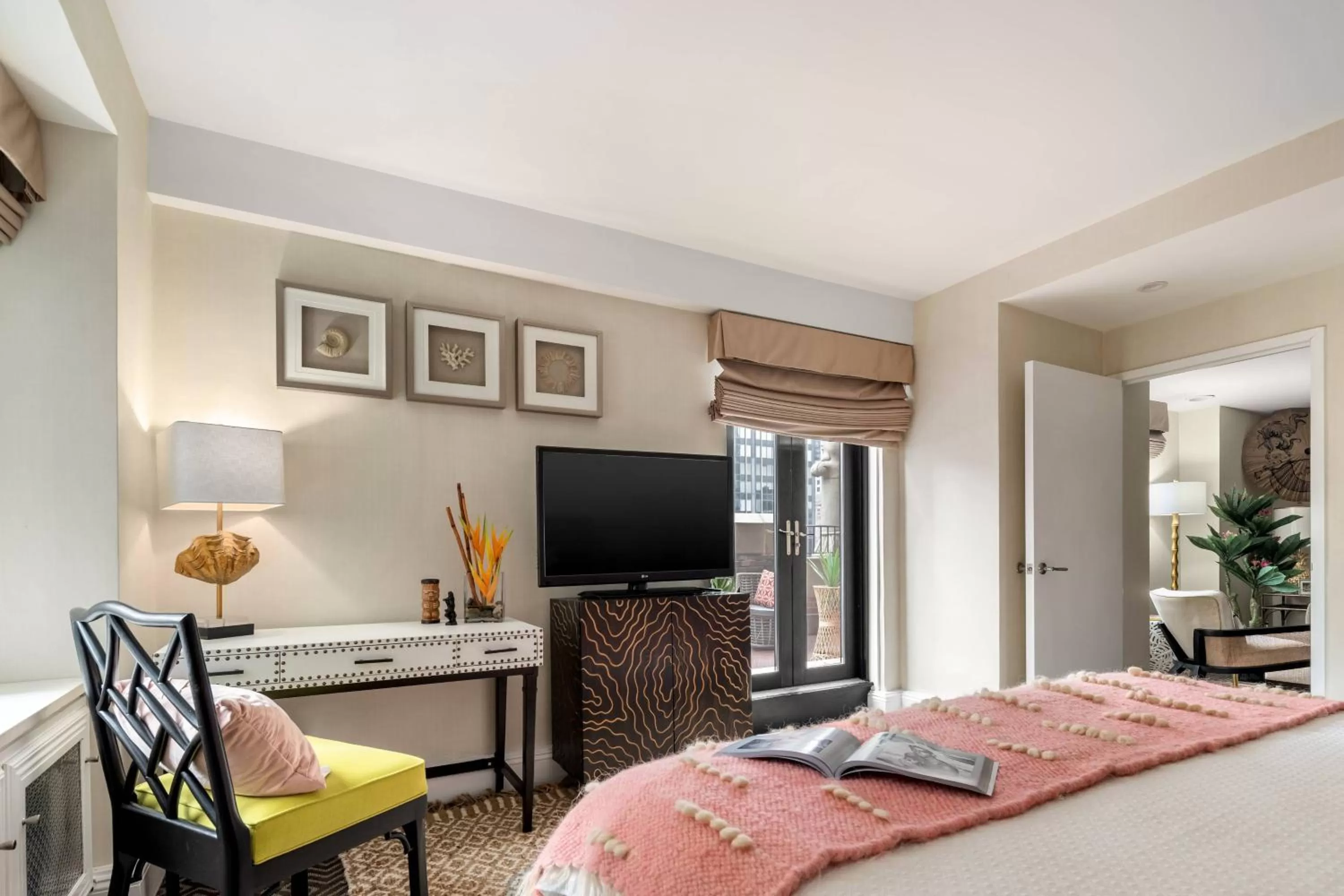 Photo of the whole room, Bed in The Lexington Hotel, Autograph Collection