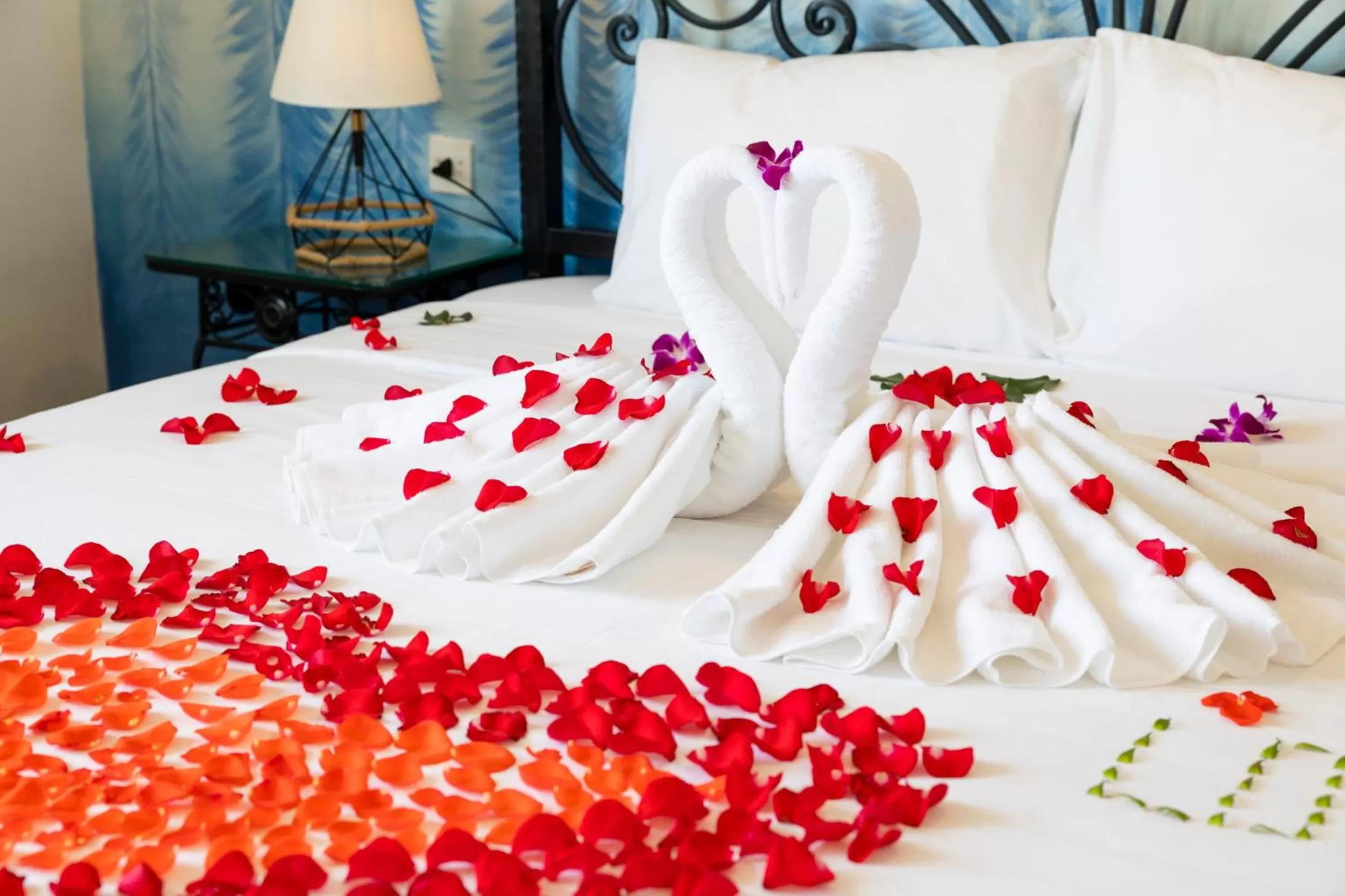 Bed in Azura Gold Hotel & Apartment