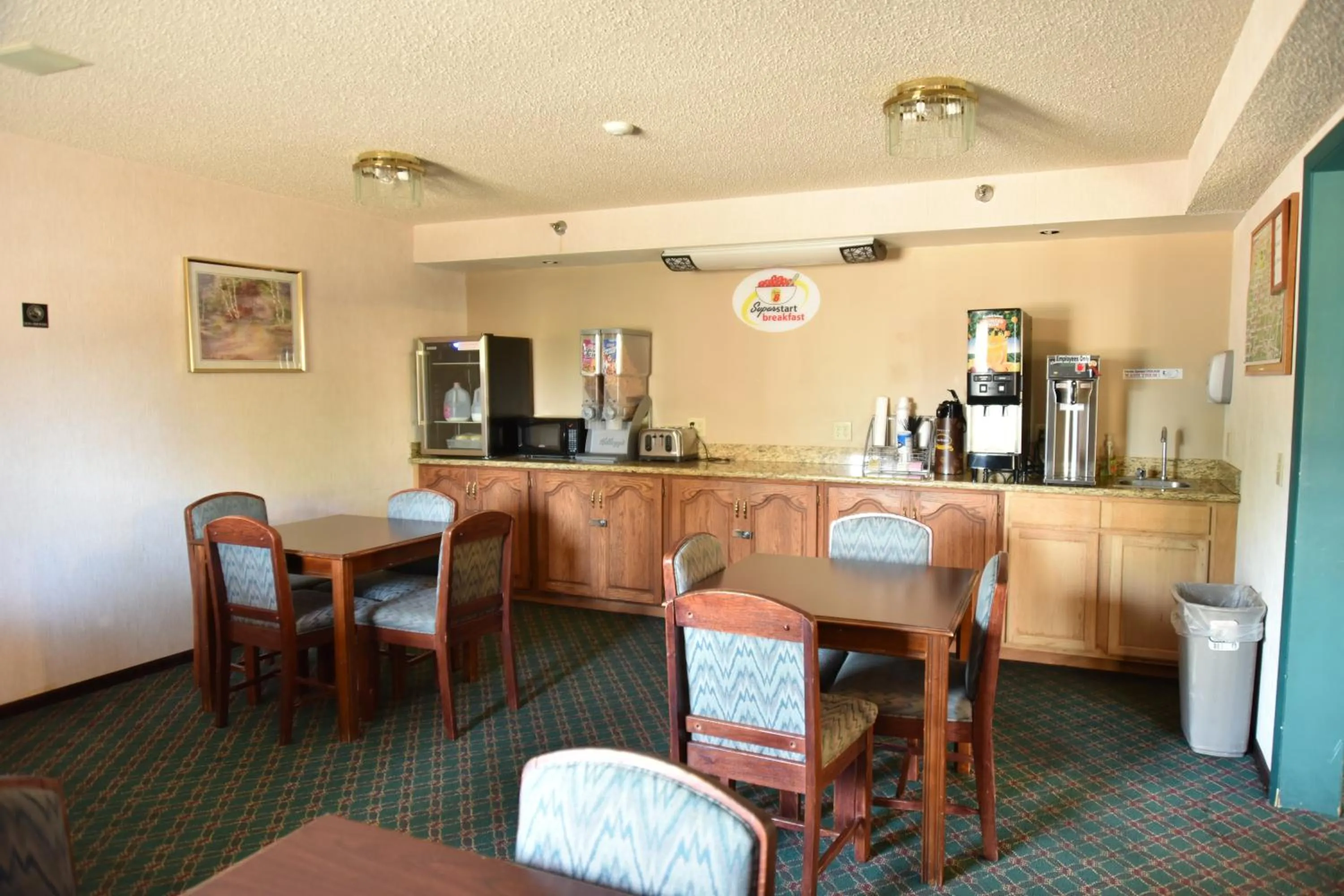 Restaurant/places to eat in Super 8 by Wyndham Springfield-Battlefield