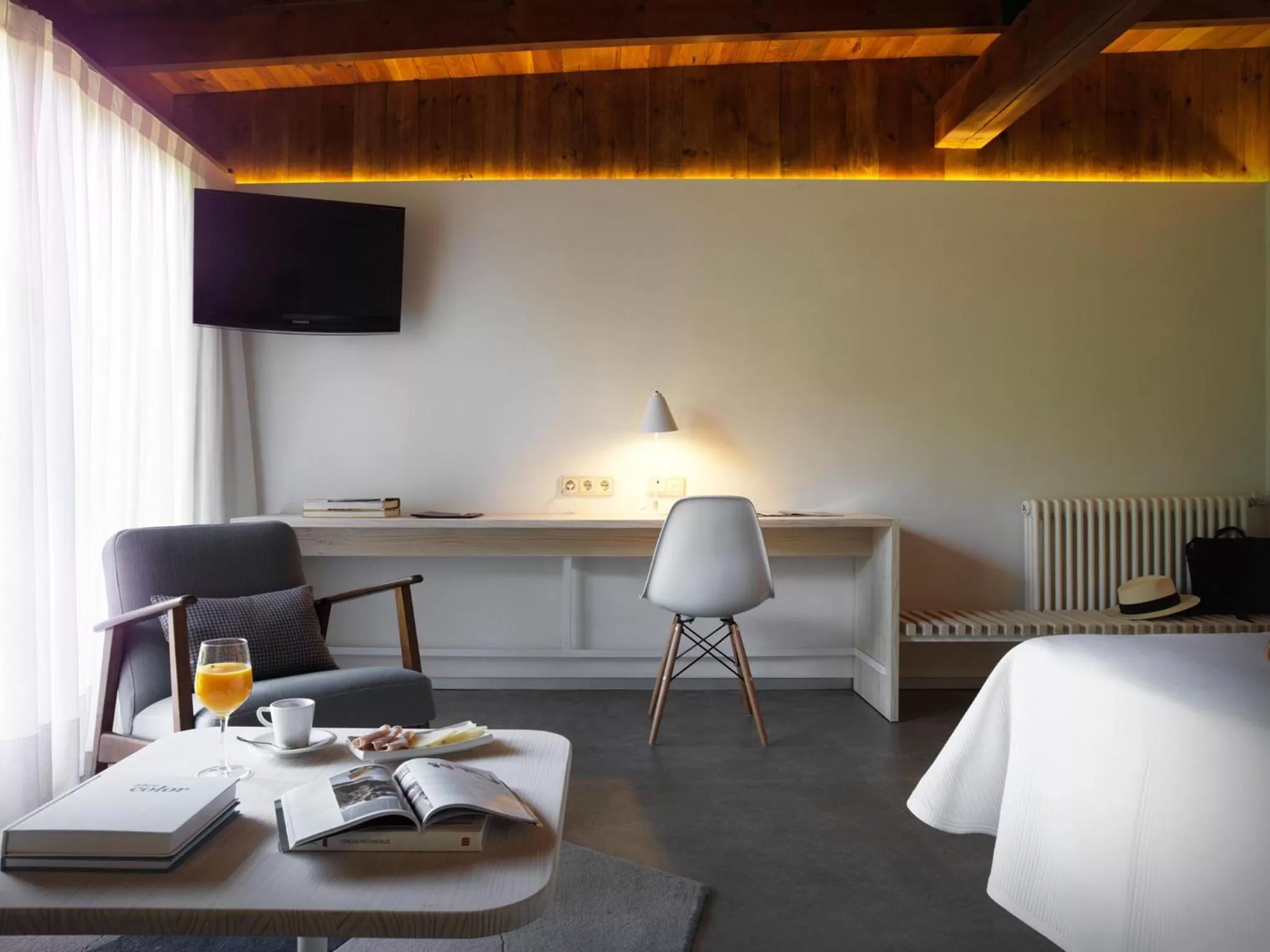 Seating area, Bed in Mont-Sant