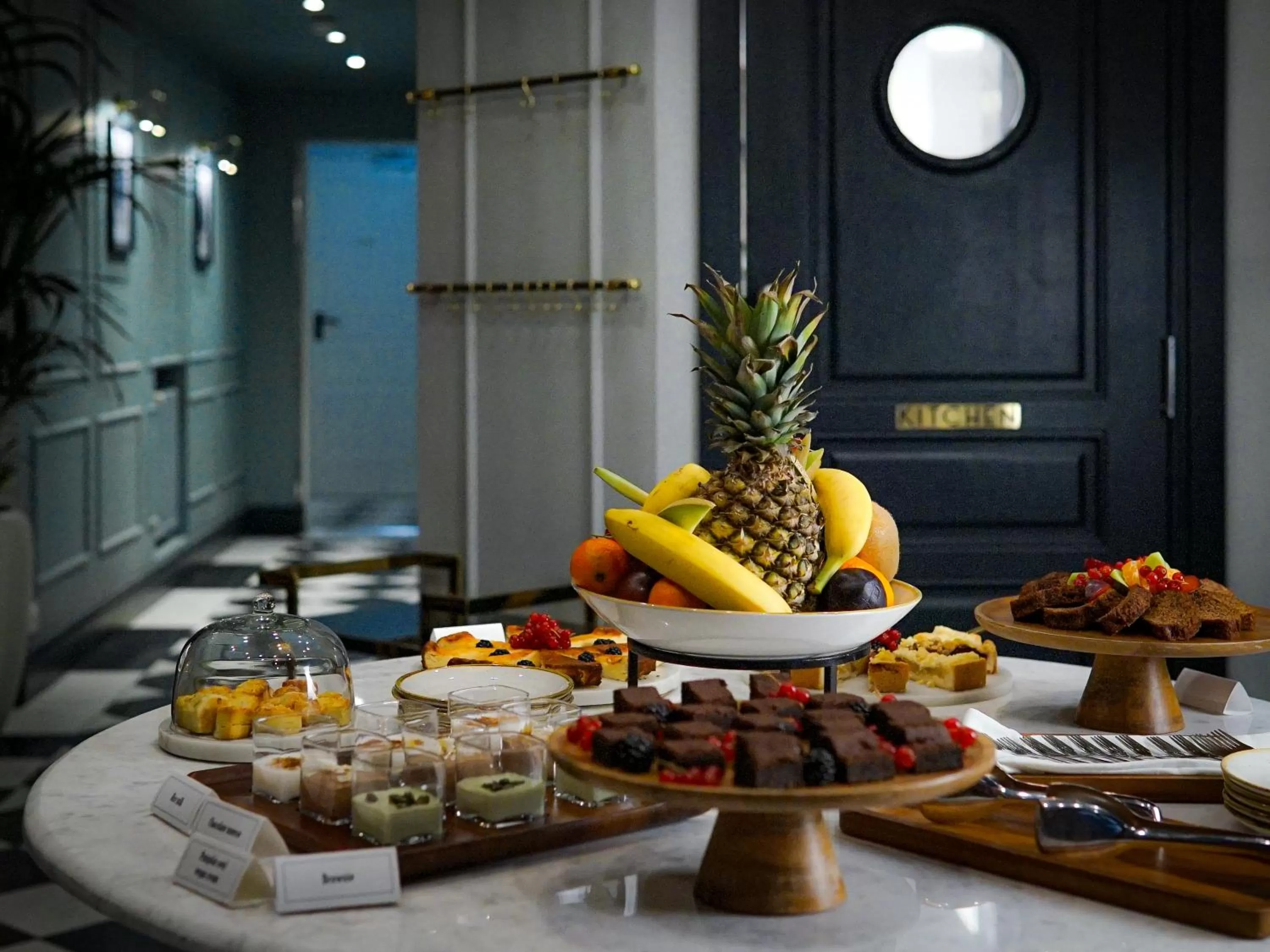 Food and drinks in Queen's Court Hotel & Residence