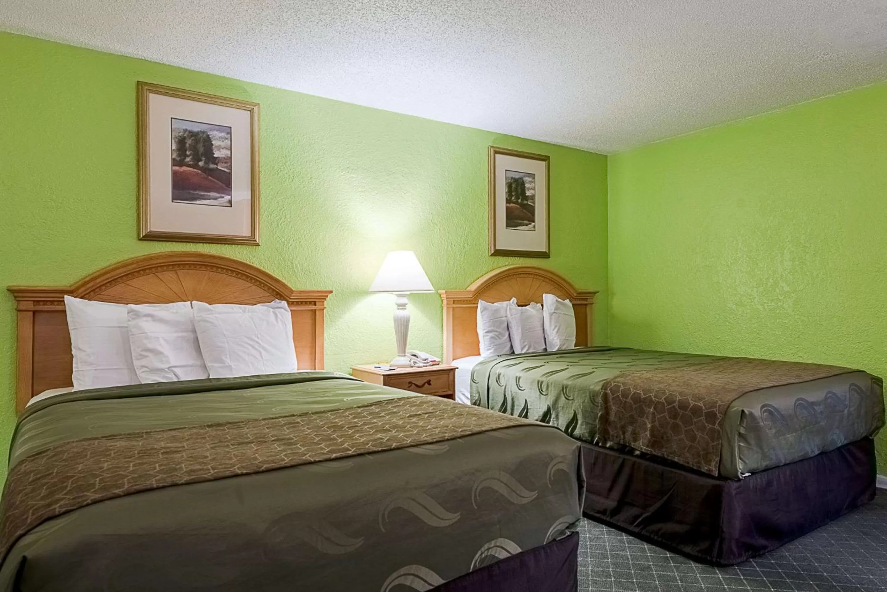 Photo of the whole room, Bed in Highway Inn