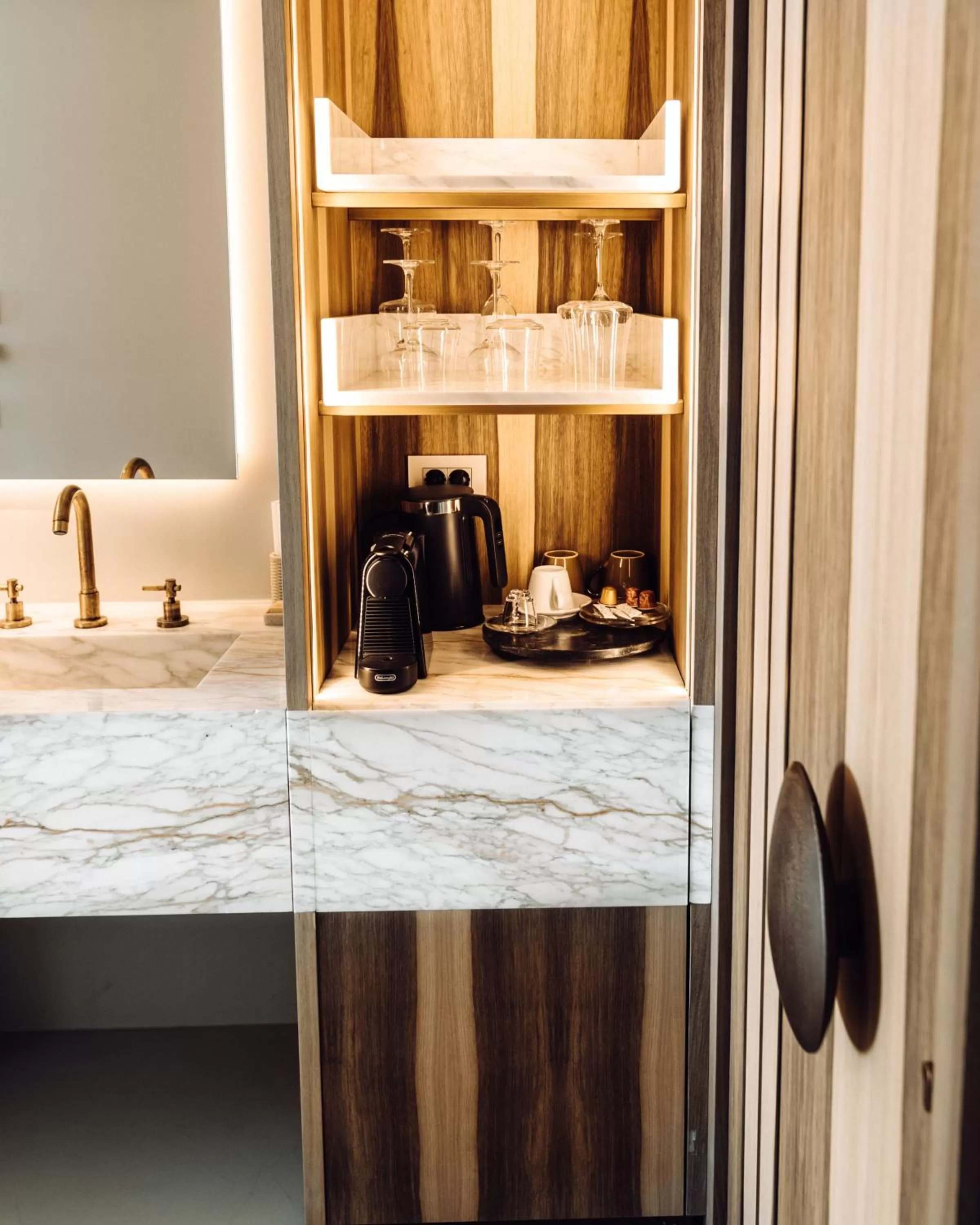 Coffee/tea facilities in Avgoustos Suites Naxos