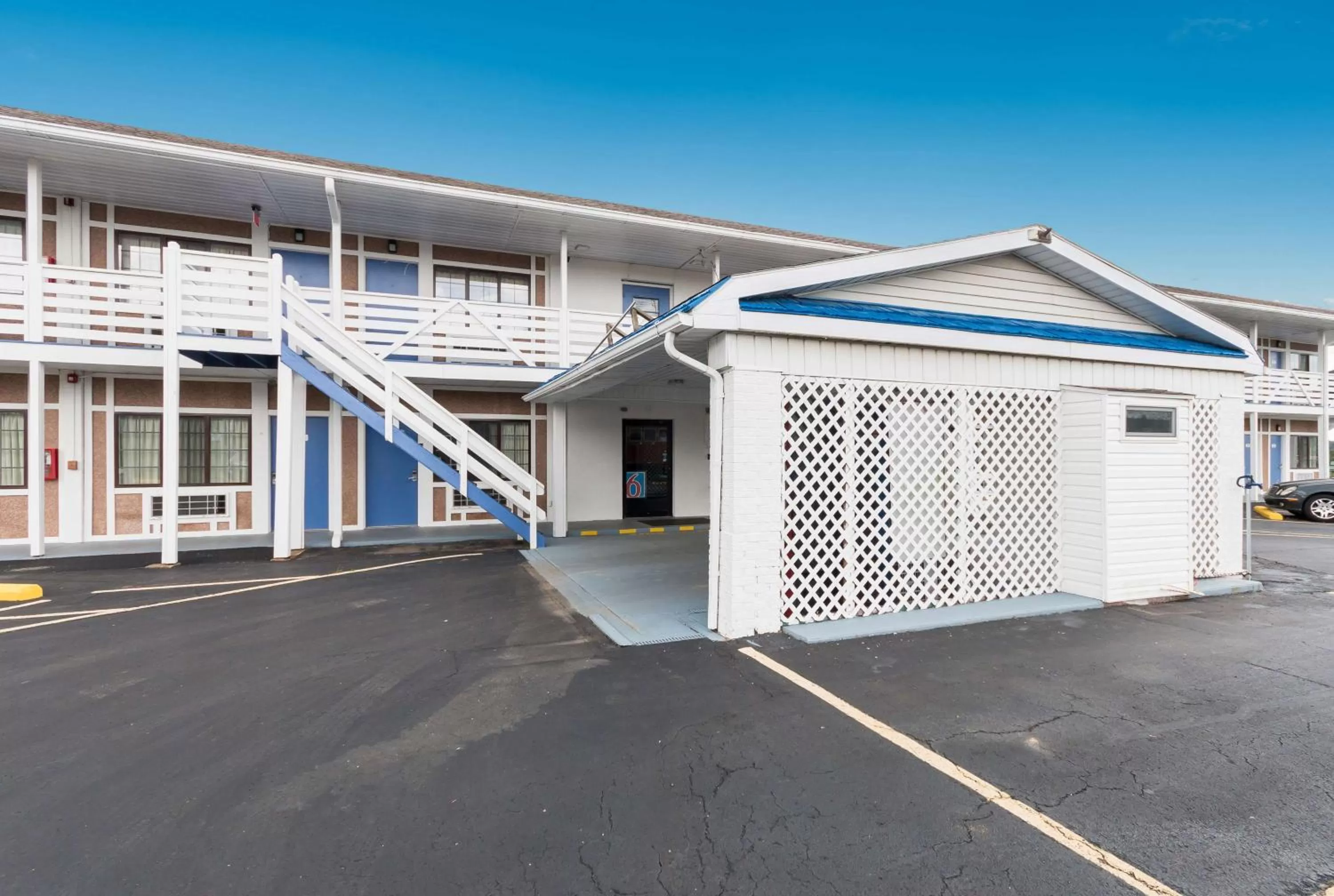 Property building in Motel 6-Parkersburg, WV