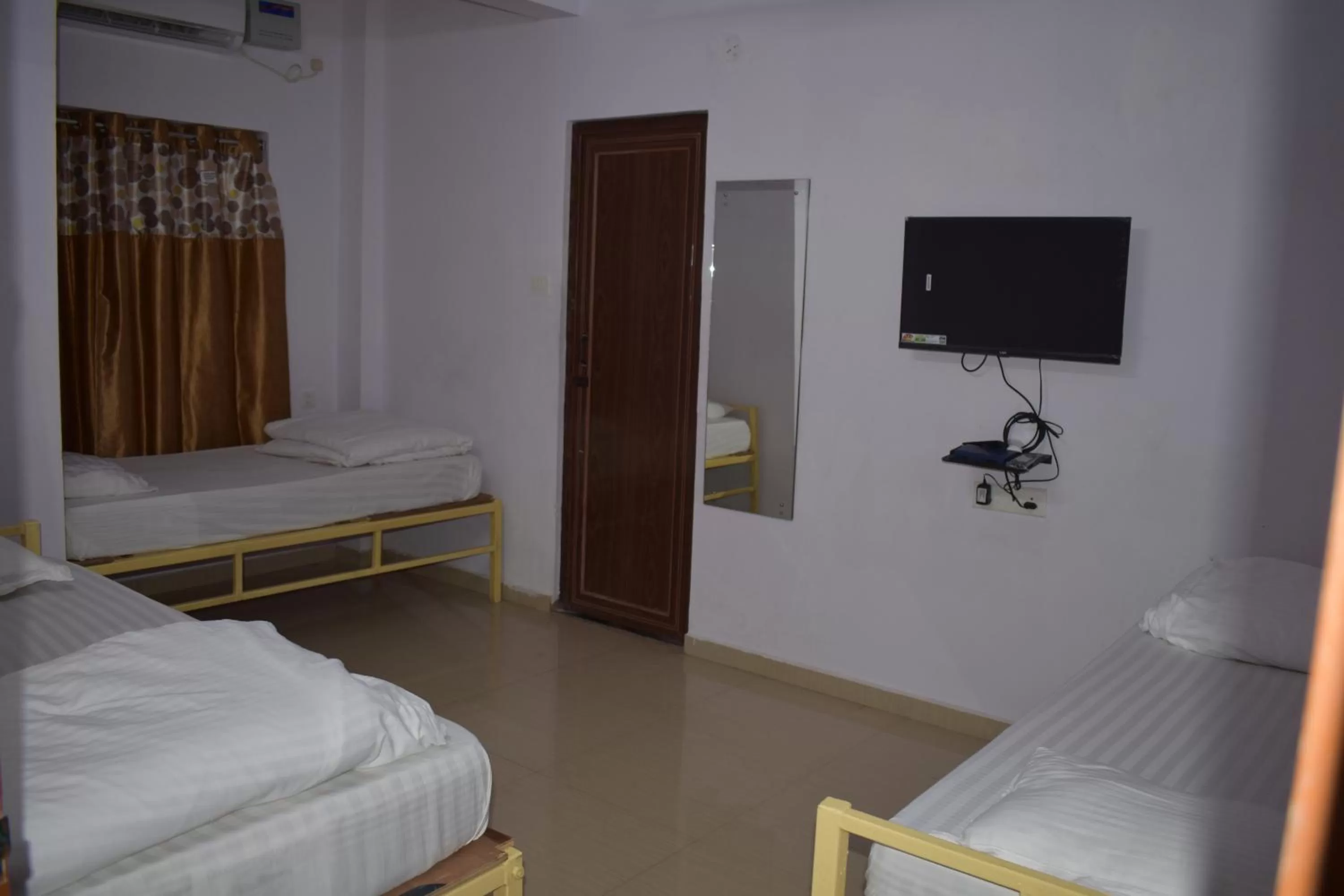 Bed in HOTEL PURI GREENS