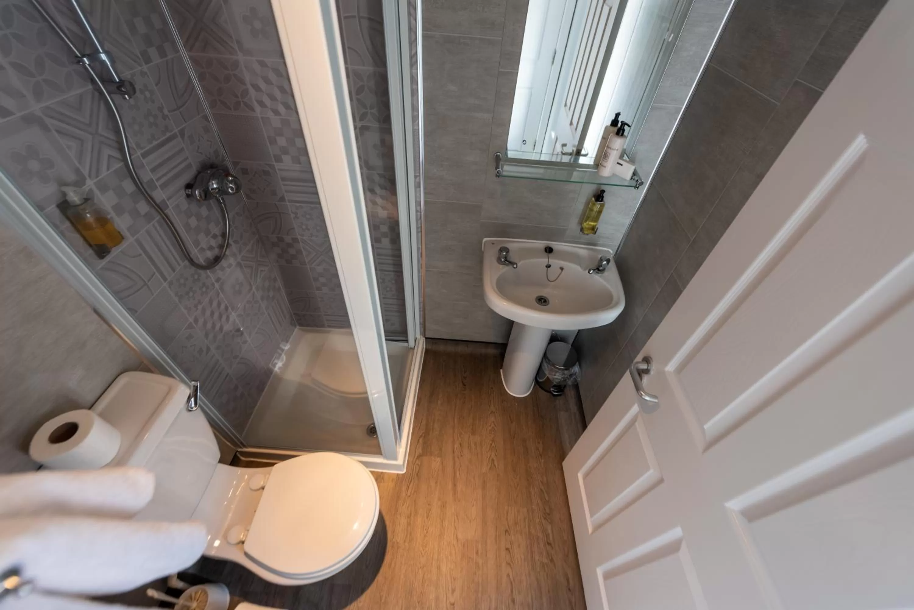 Shower in Queen Street Tap