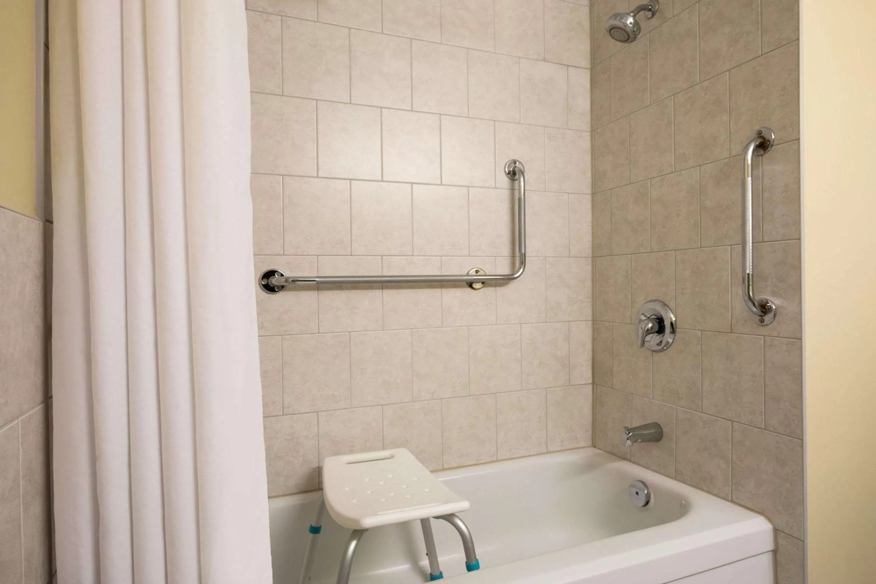 Bathroom in Days Inn by Wyndham Renfrew Conference Centre