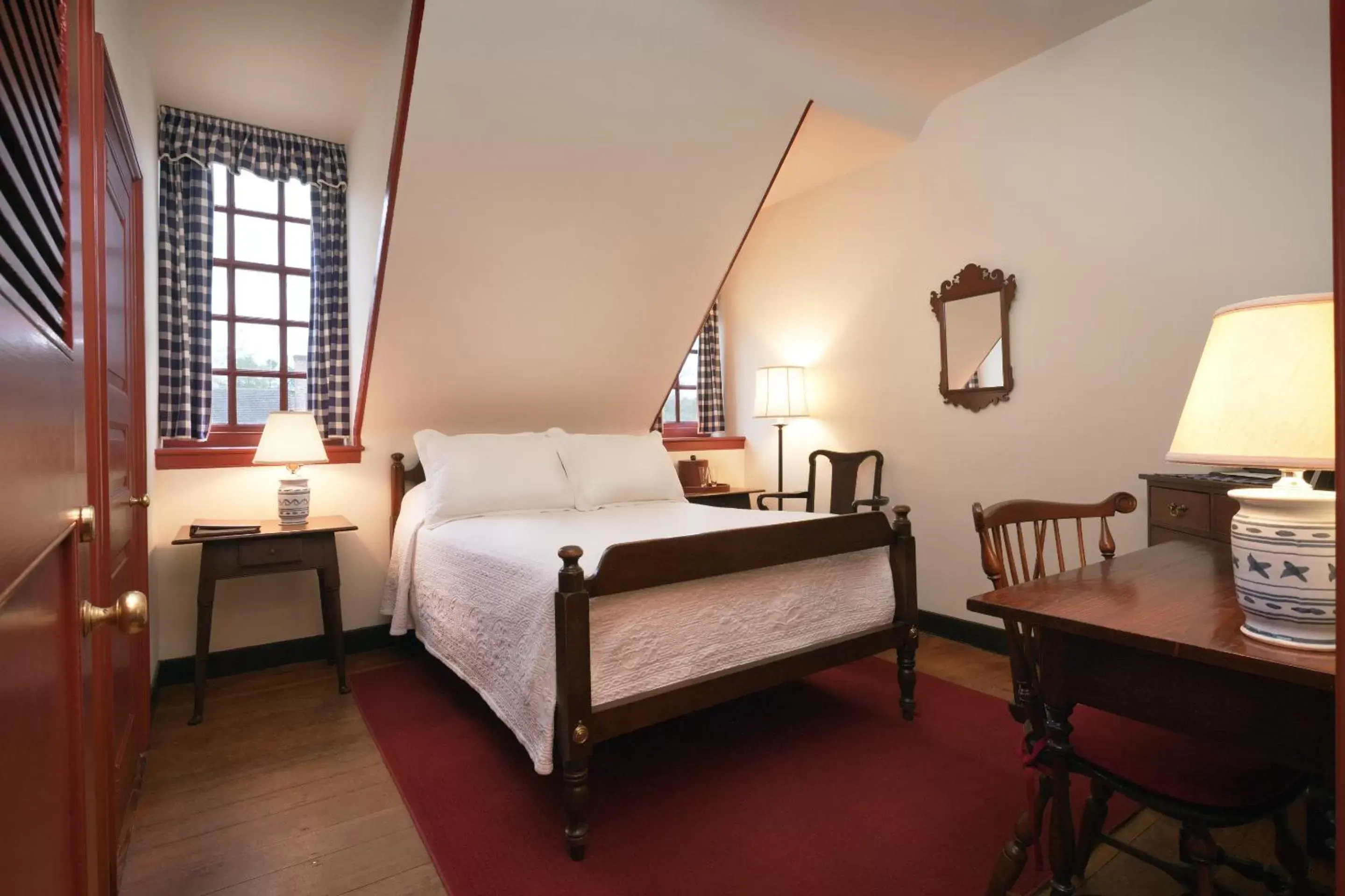 Tavern Queen in Colonial Houses, an official Colonial Williamsburg Hotel Tavern Queen in Colonial Houses, an official Colonial Williamsburg Hotel