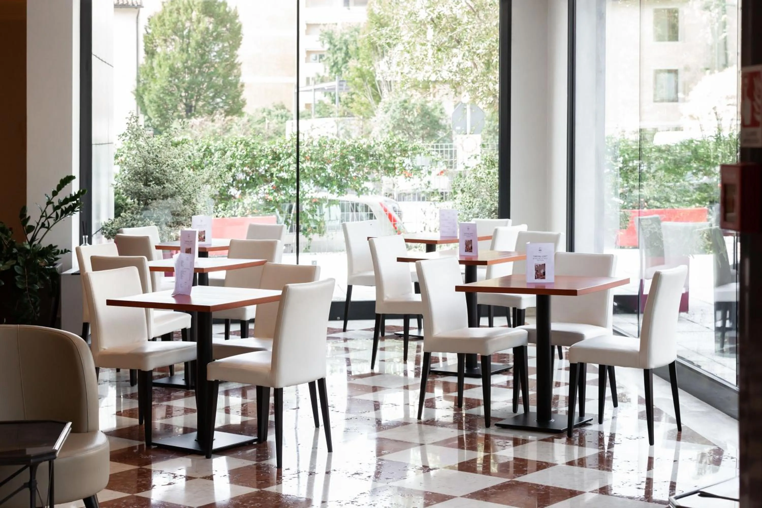 Restaurant/places to eat in SHG Hotel De La Ville