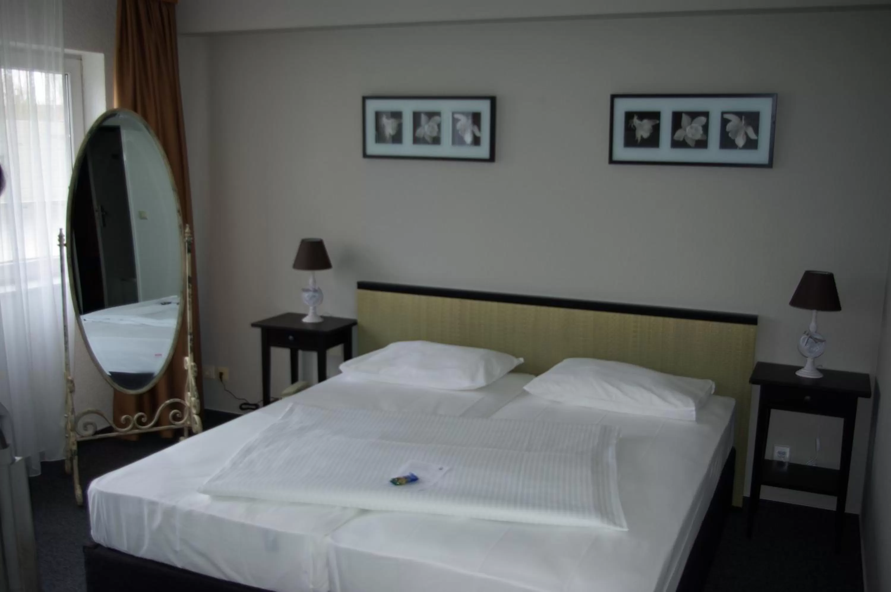 Photo of the whole room, Bed in astral'Inn Leipzig Hotel & Restaurant