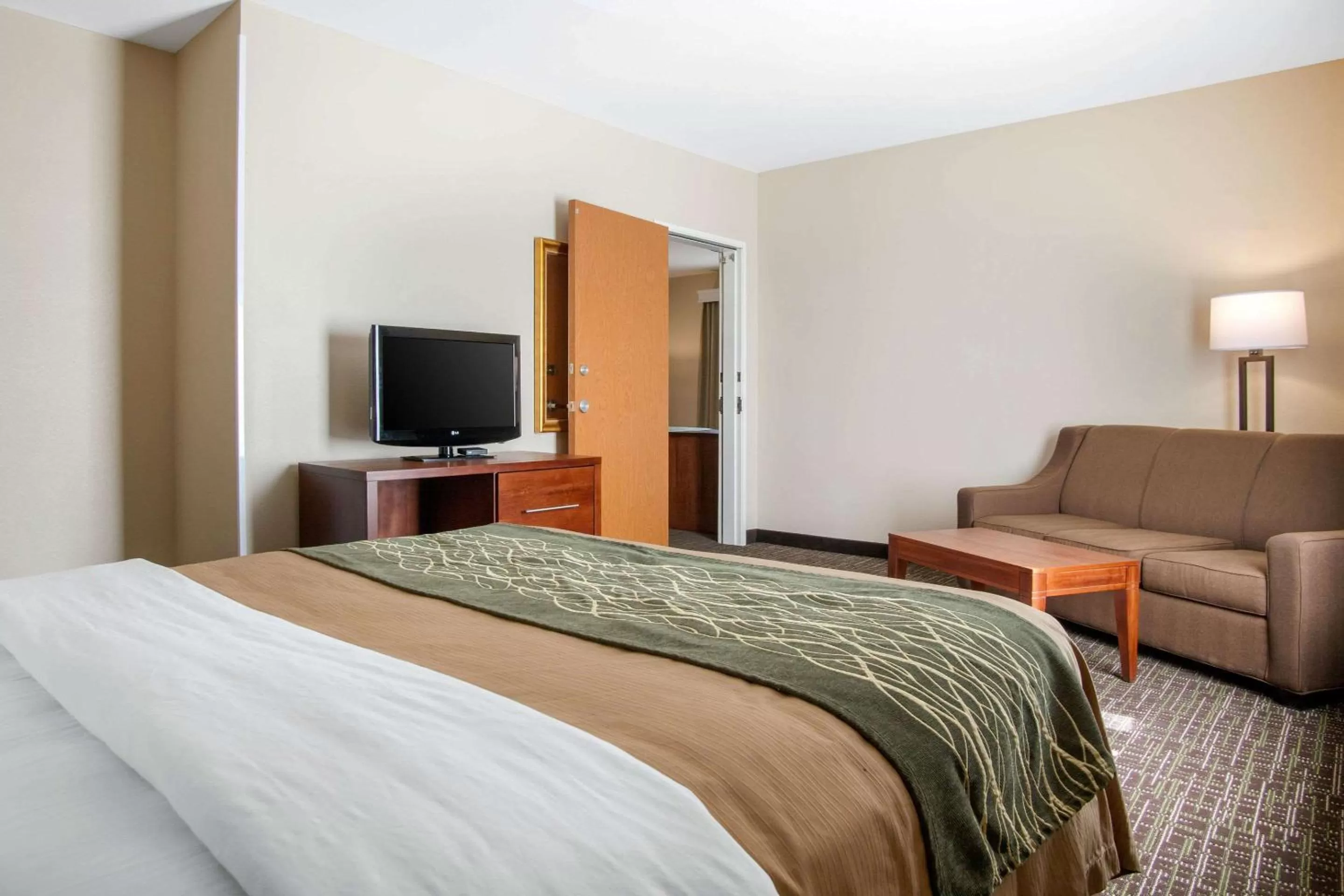 Photo of the whole room, Bed in Comfort Inn & Suites Norman near University