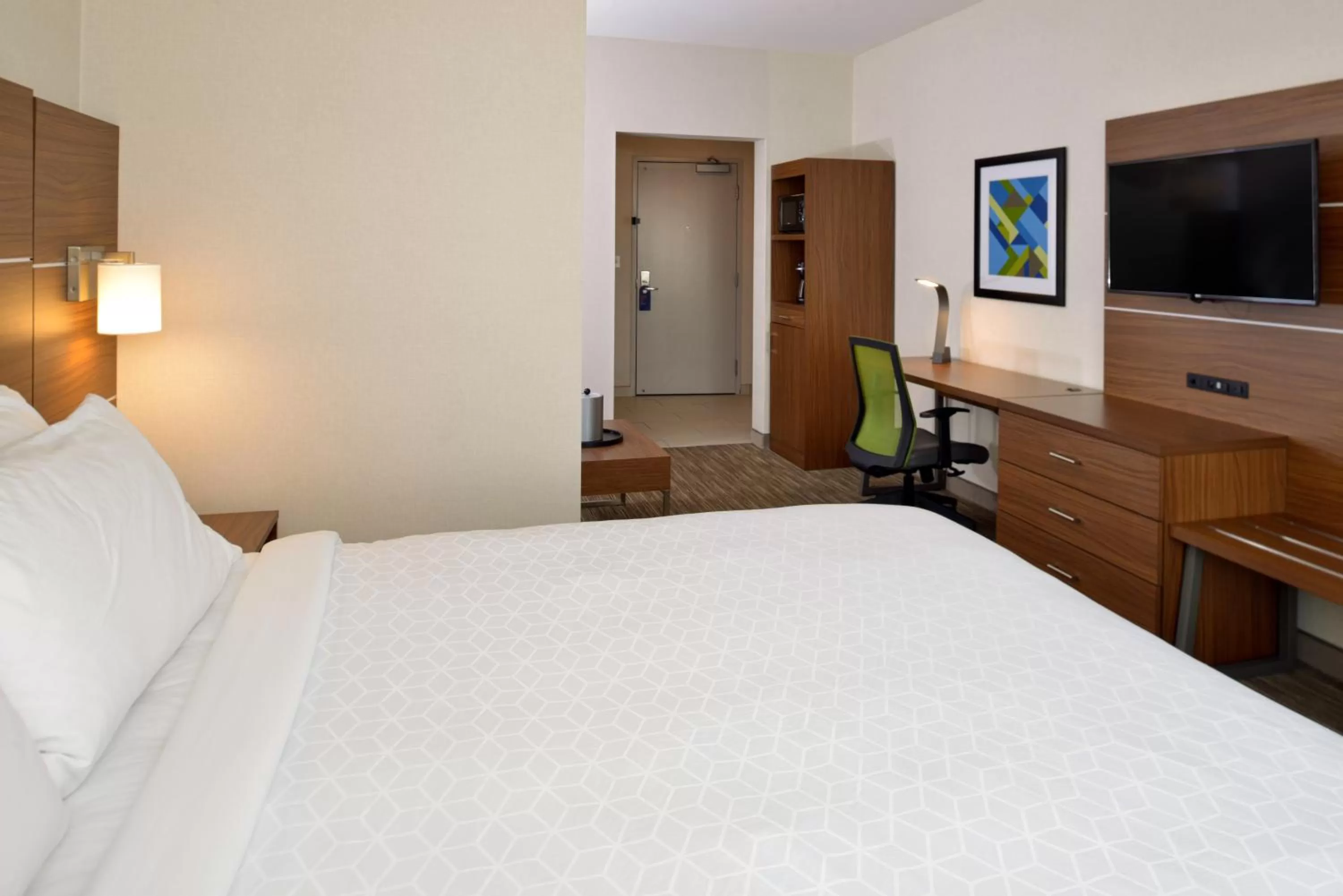 Photo of the whole room, Bed in Holiday Inn Express Lodi by IHG